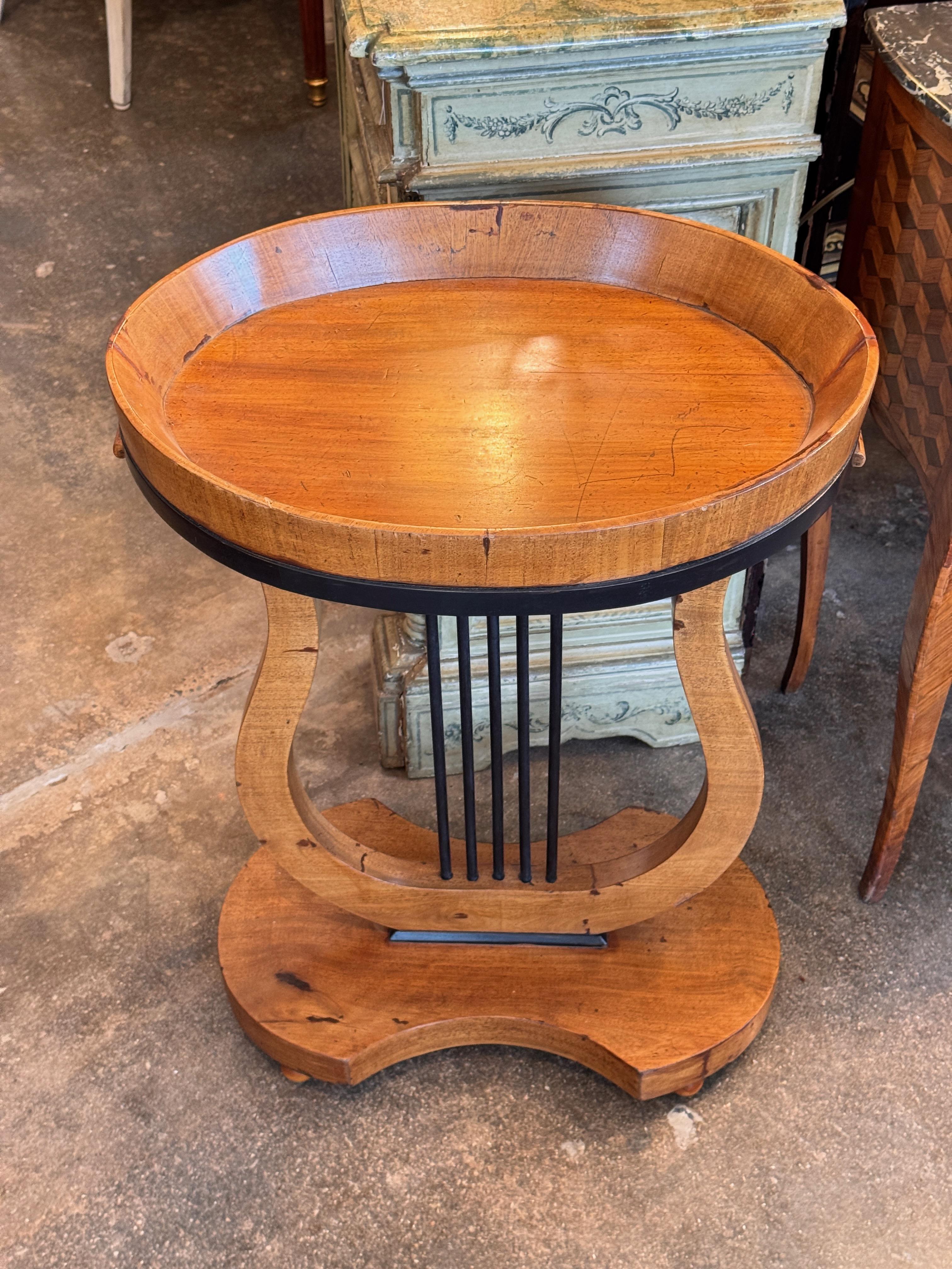 XIXe siècle Table d'appoint Biedermeier en forme de lyre en vente