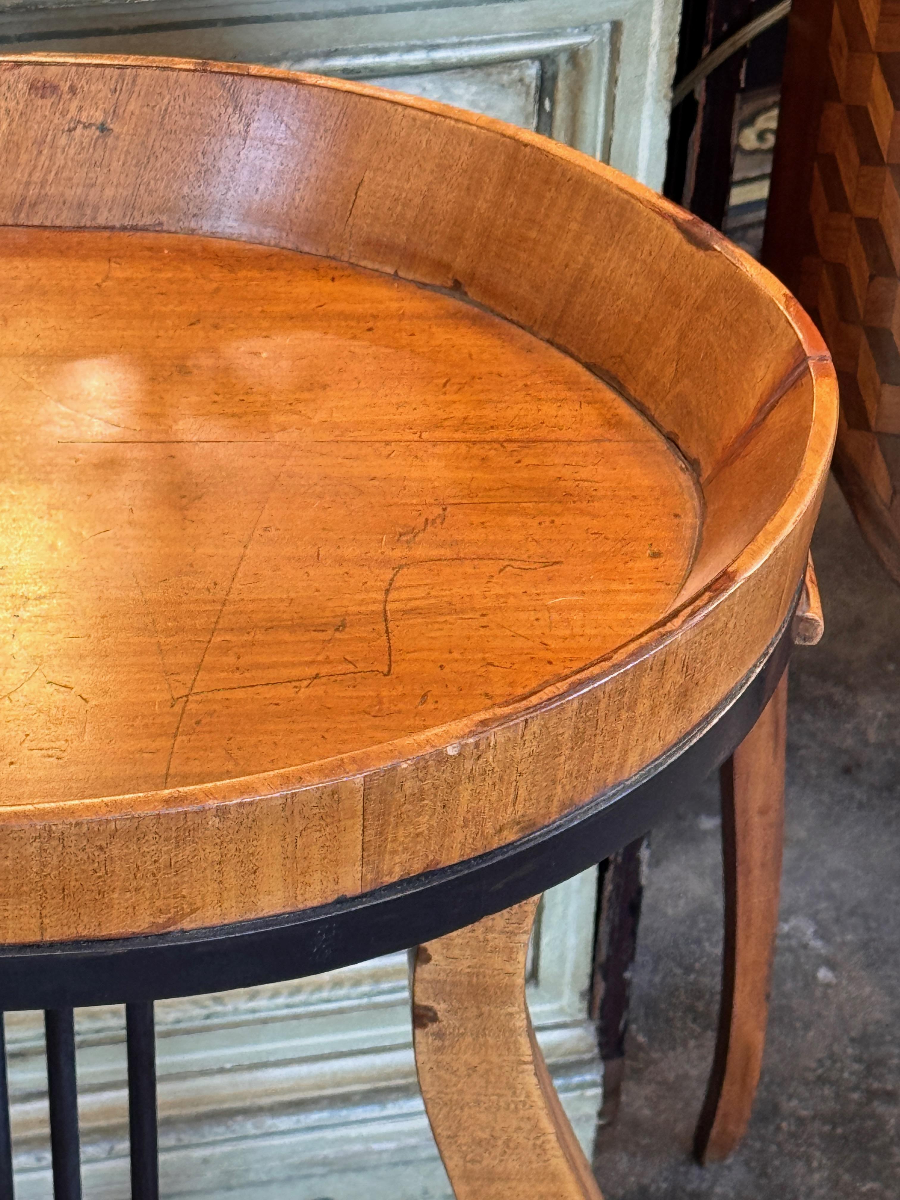 Bois Table d'appoint Biedermeier en forme de lyre en vente