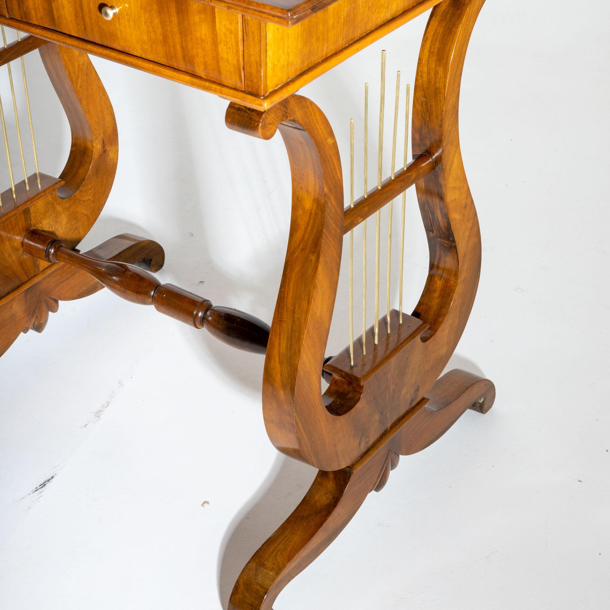 Biedermeier Table with Lyre Décor, Walnut Veneer, Germany circa 1820 In Good Condition For Sale In Greding, DE