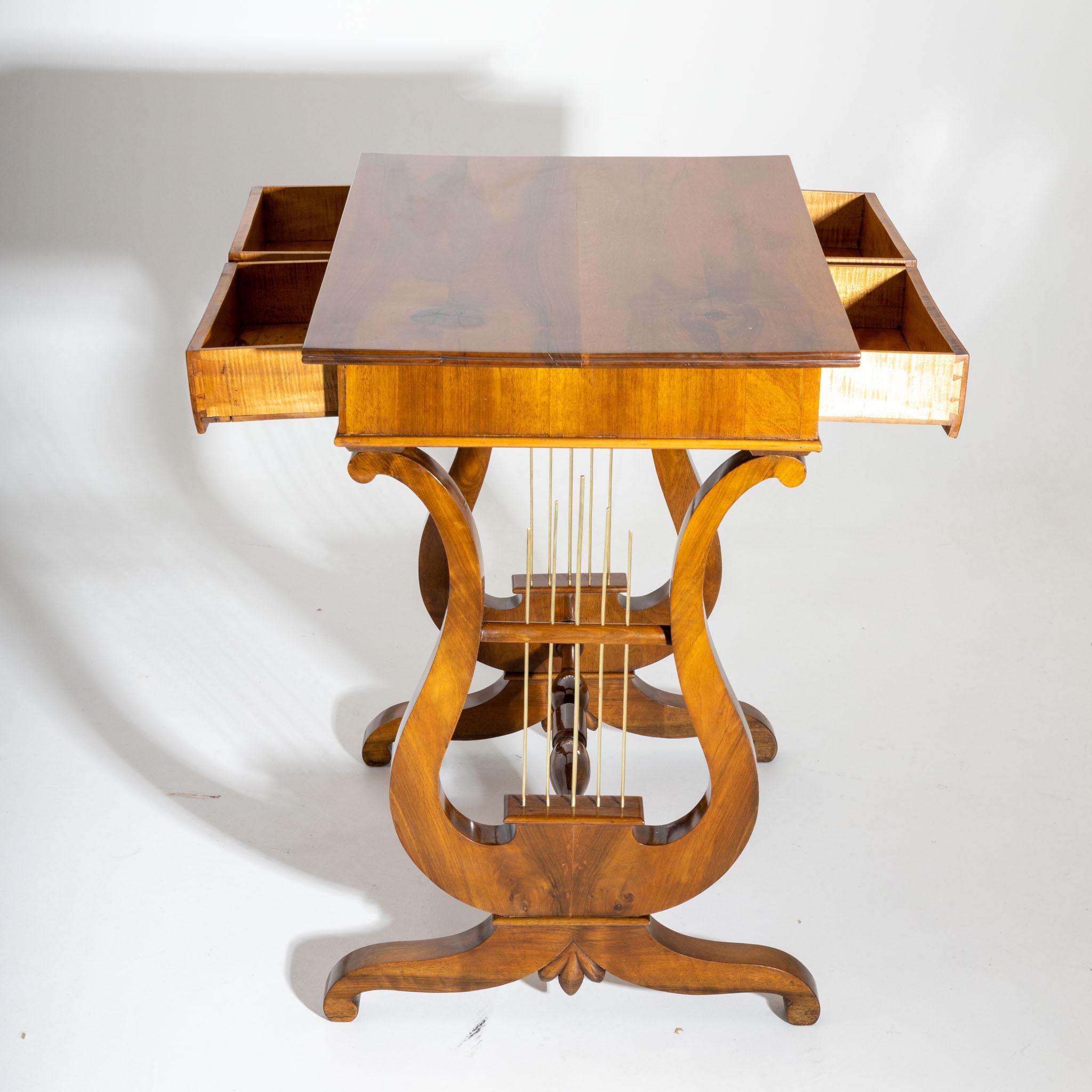 Biedermeier Tisch mit Leierdekor, Nussbaumfurnier, Deutschland um 1820 (Frühes 19. Jahrhundert) im Angebot