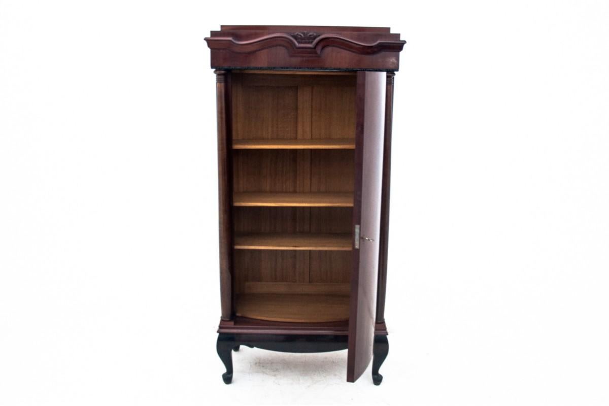Antigua y elegante cómoda, barra de finales del siglo XIX en estilo Biedermeier tras una renovación profesional, acabada en polietileno.

Madera: caoba,

Año: hacia 1880

Origen: Norte de Europa,

Dimensiones: altura 169 cm, anchura 85 cm,