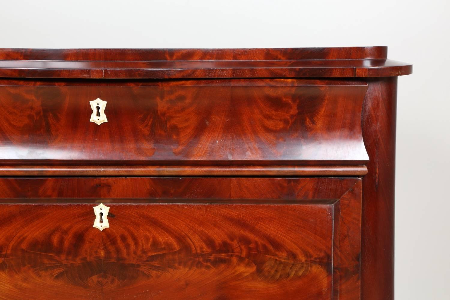 Biedermeier Mahogany Chest of Drawers, circa 1840 In Excellent Condition For Sale In Chicago, IL