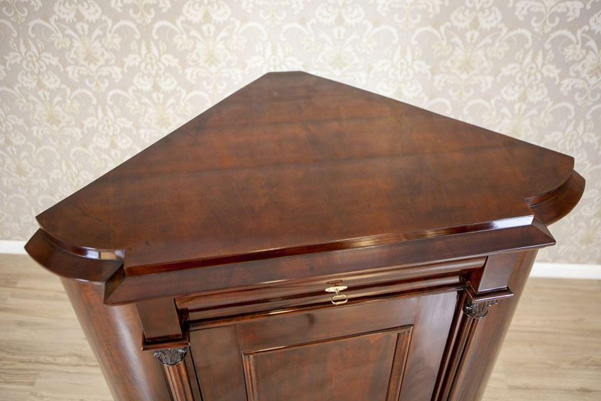 Impiallacciato Mobile ad angolo in mogano impiallacciato Biedermeier, CIRCA 1870 in vendita