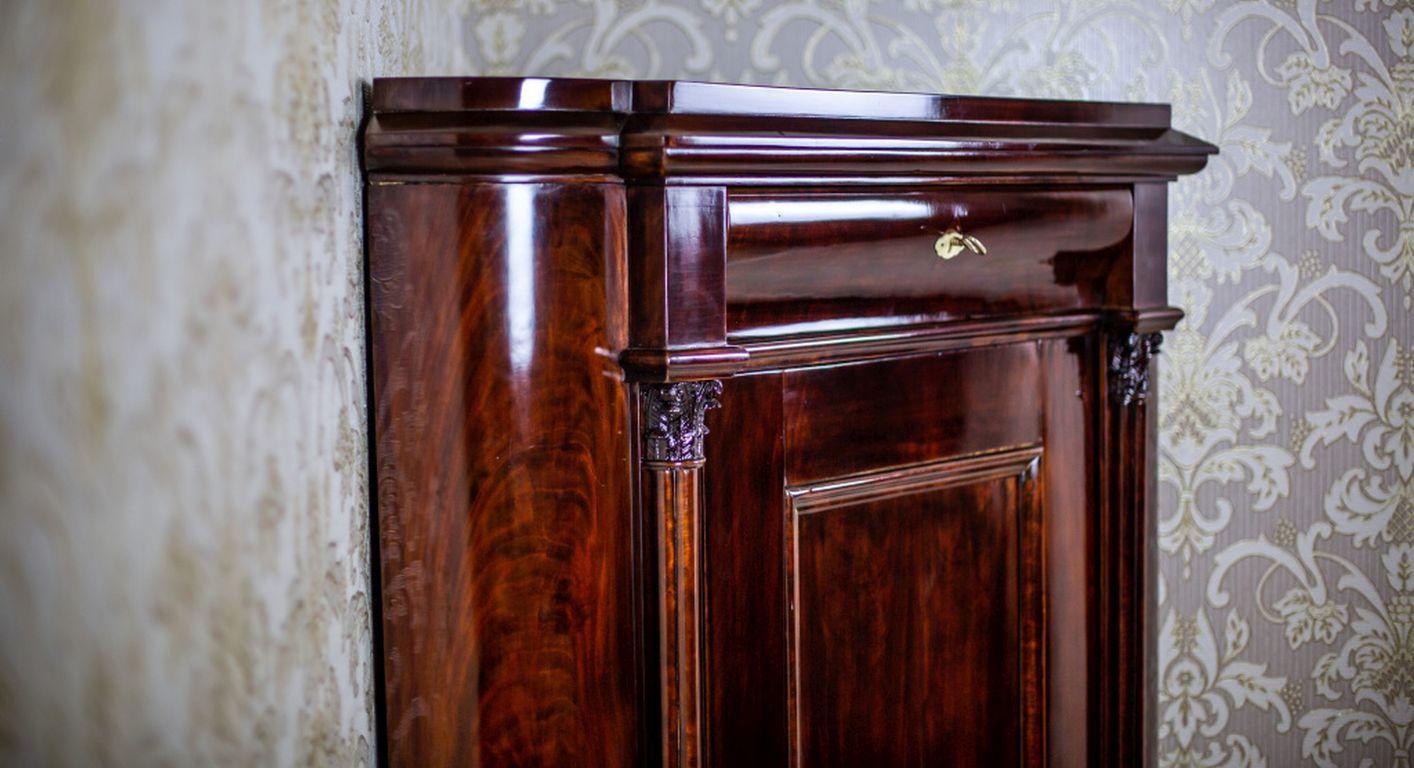 Biedermeier Mahogany Corner Cabinet, circa 1870, after Renovation In Good Condition For Sale In Opole, PL