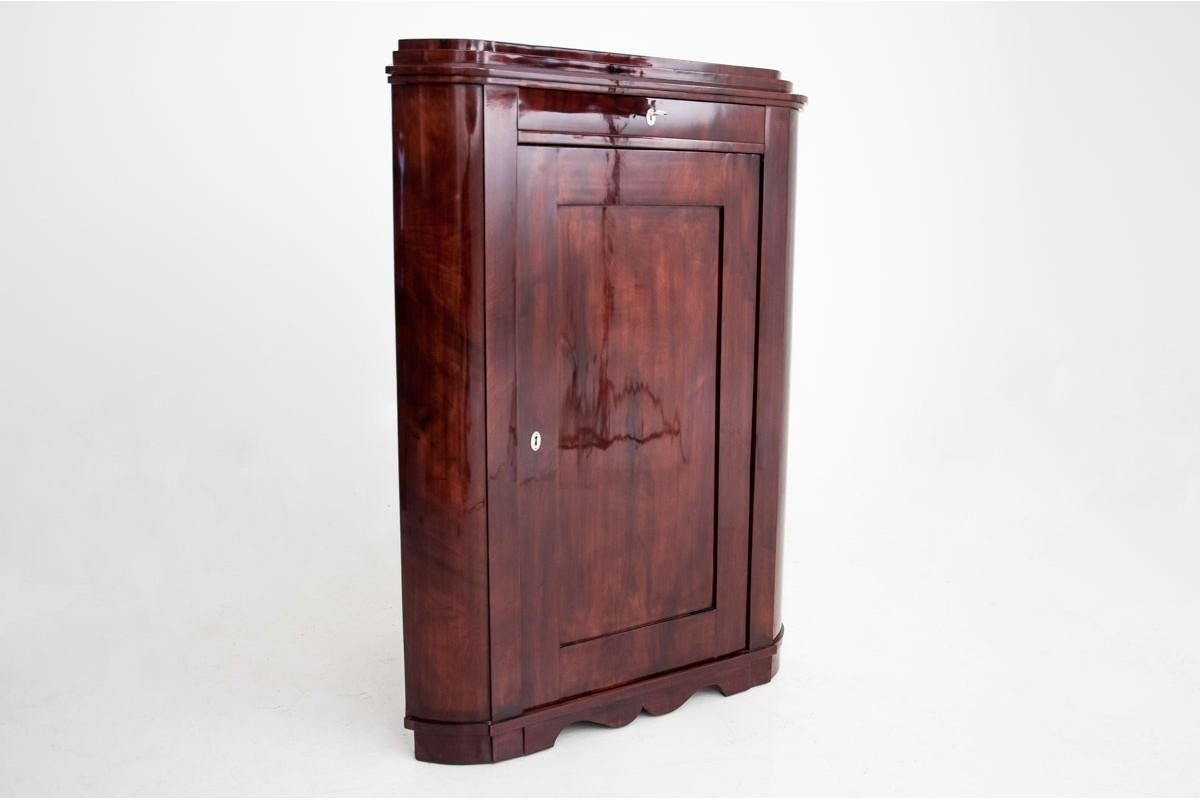 A stylish corner chest of drawers cabinet from the turn of the century. 
Furniture after professional renovation, finished in polythene.

Wood: mahogany,

Year: circa 1900,

Origin: Northern Europe

Dimensions: height 143 cm, width 105 cm.
