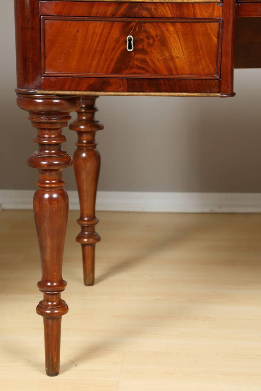 Biedermeier Mahogany Desk, circa 1850 In Excellent Condition For Sale In Chicago, IL