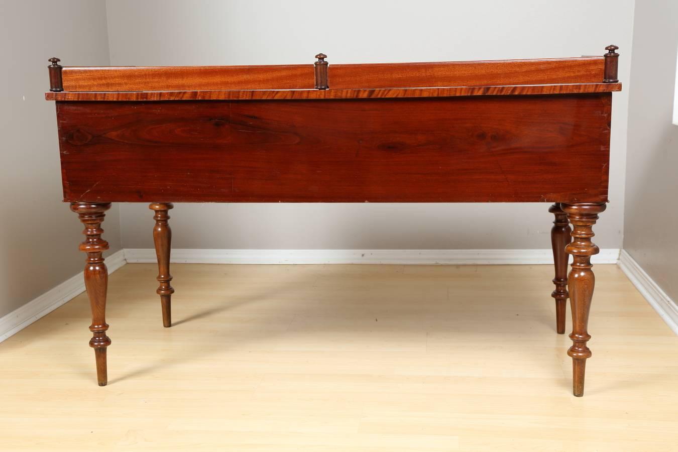 Biedermeier Mahogany Desk, circa 1850 For Sale 1