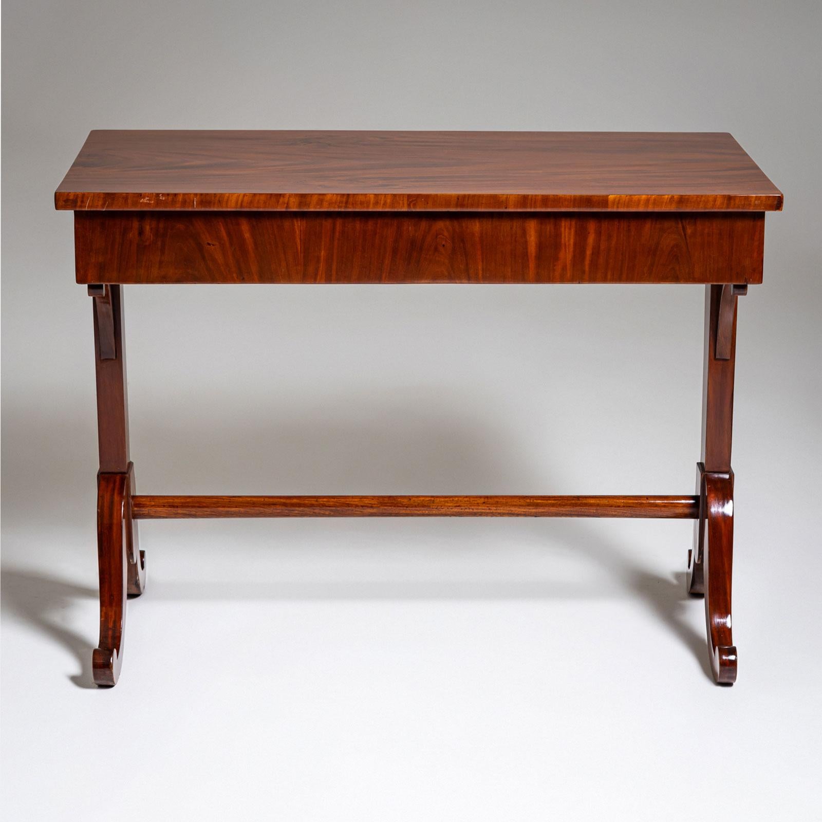 Scrivania in mogano Biedermeier, metà del XIX secolo in vendita 4