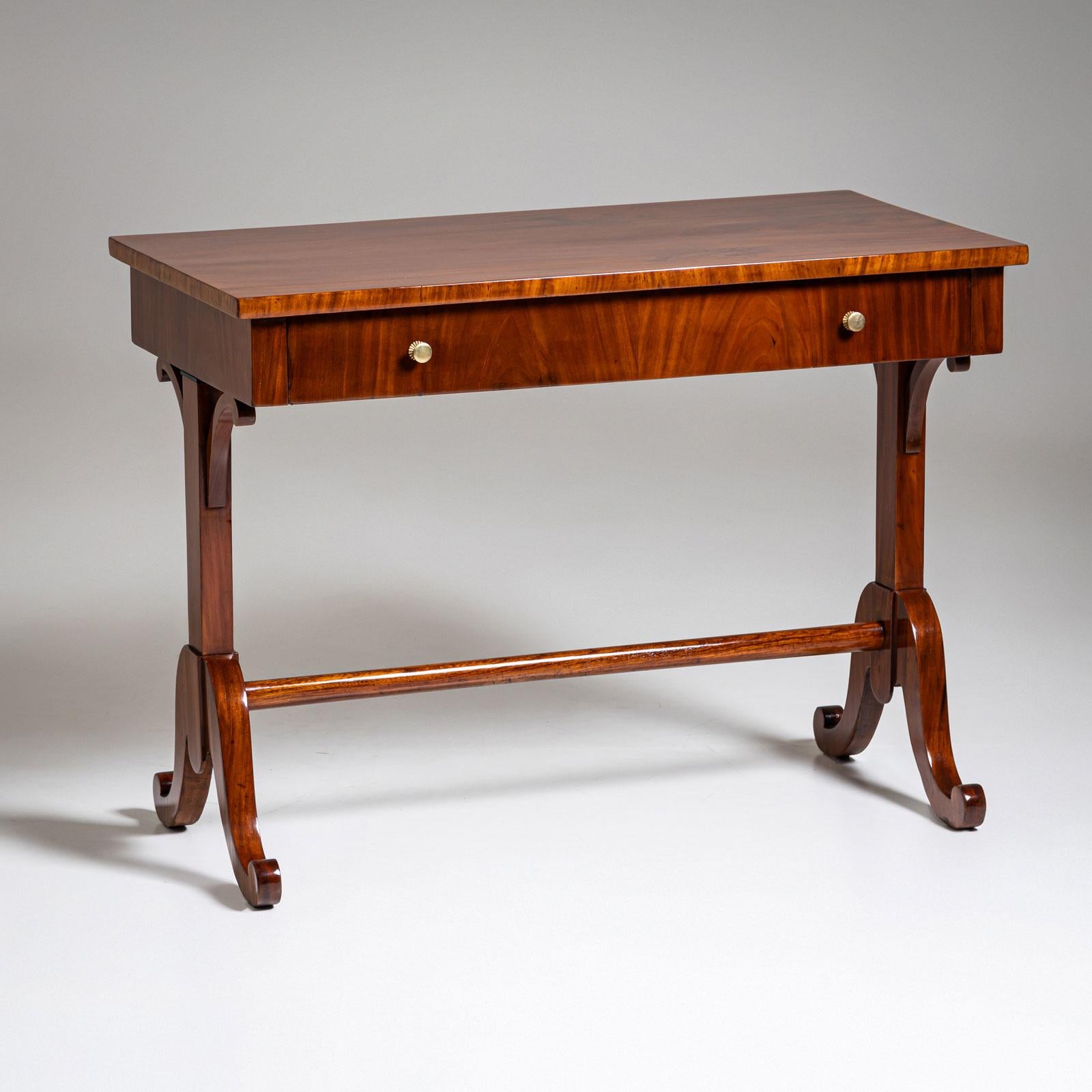 Tedesco Scrivania in mogano Biedermeier, metà del XIX secolo in vendita