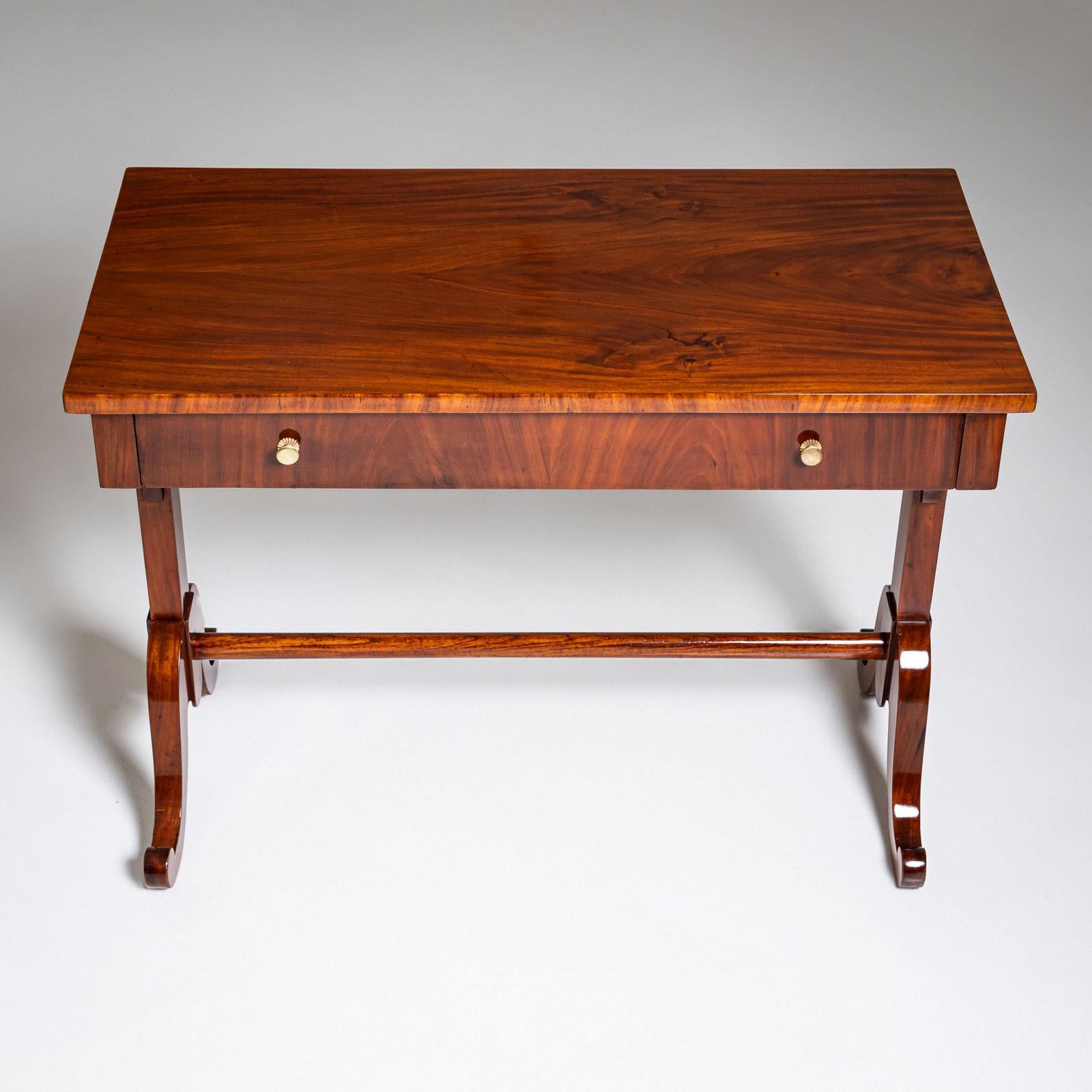 Scrivania in mogano Biedermeier, metà del XIX secolo In condizioni buone in vendita a Greding, DE