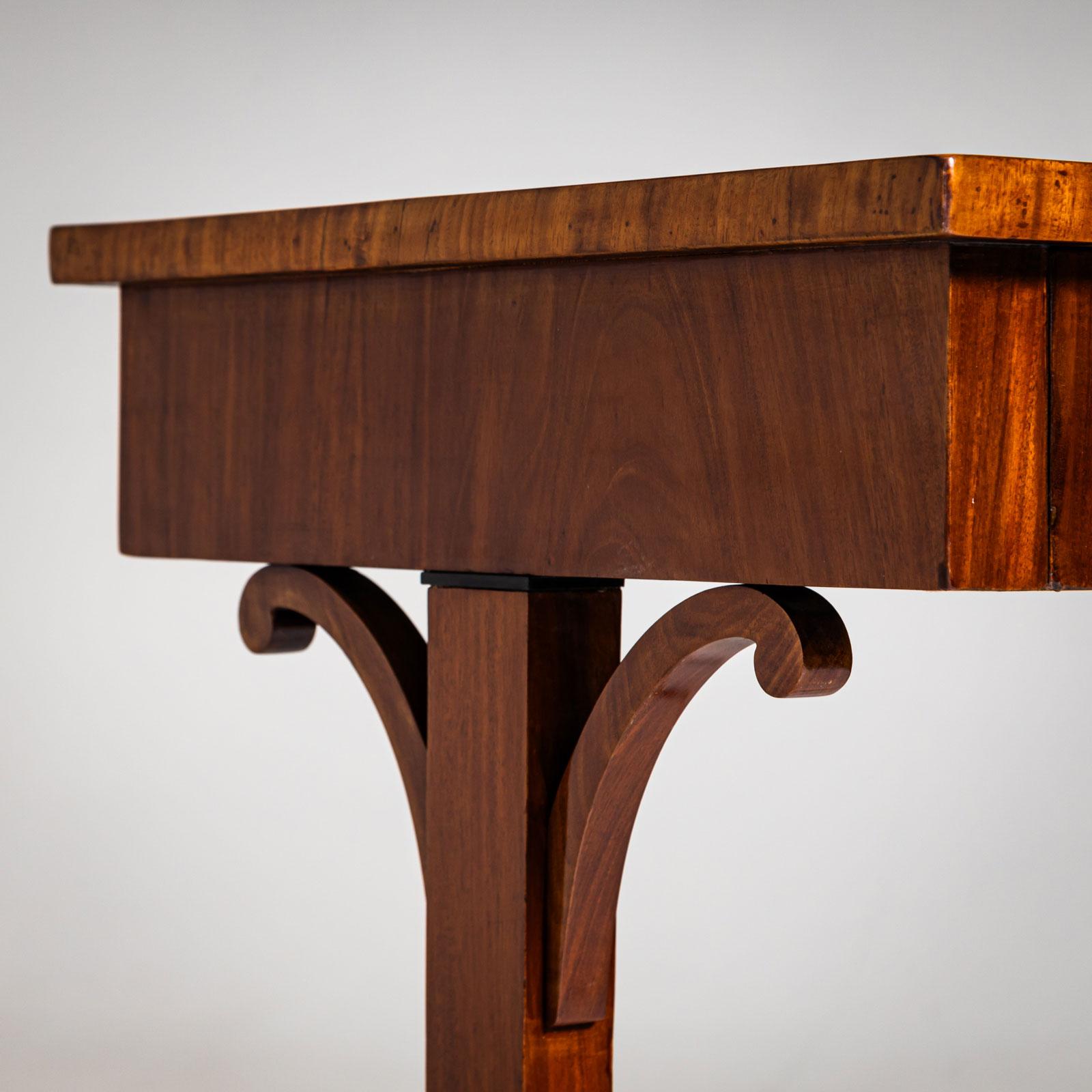 Scrivania in mogano Biedermeier, metà del XIX secolo in vendita 2