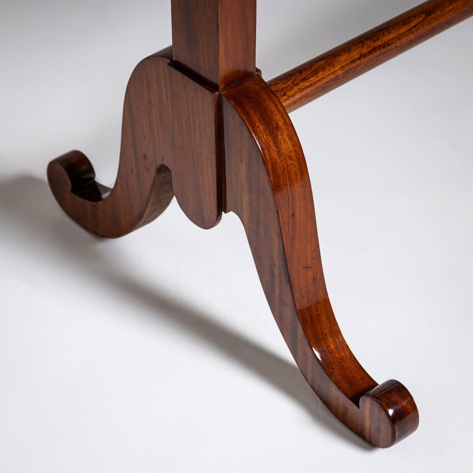 Scrivania in mogano Biedermeier, metà del XIX secolo in vendita 3