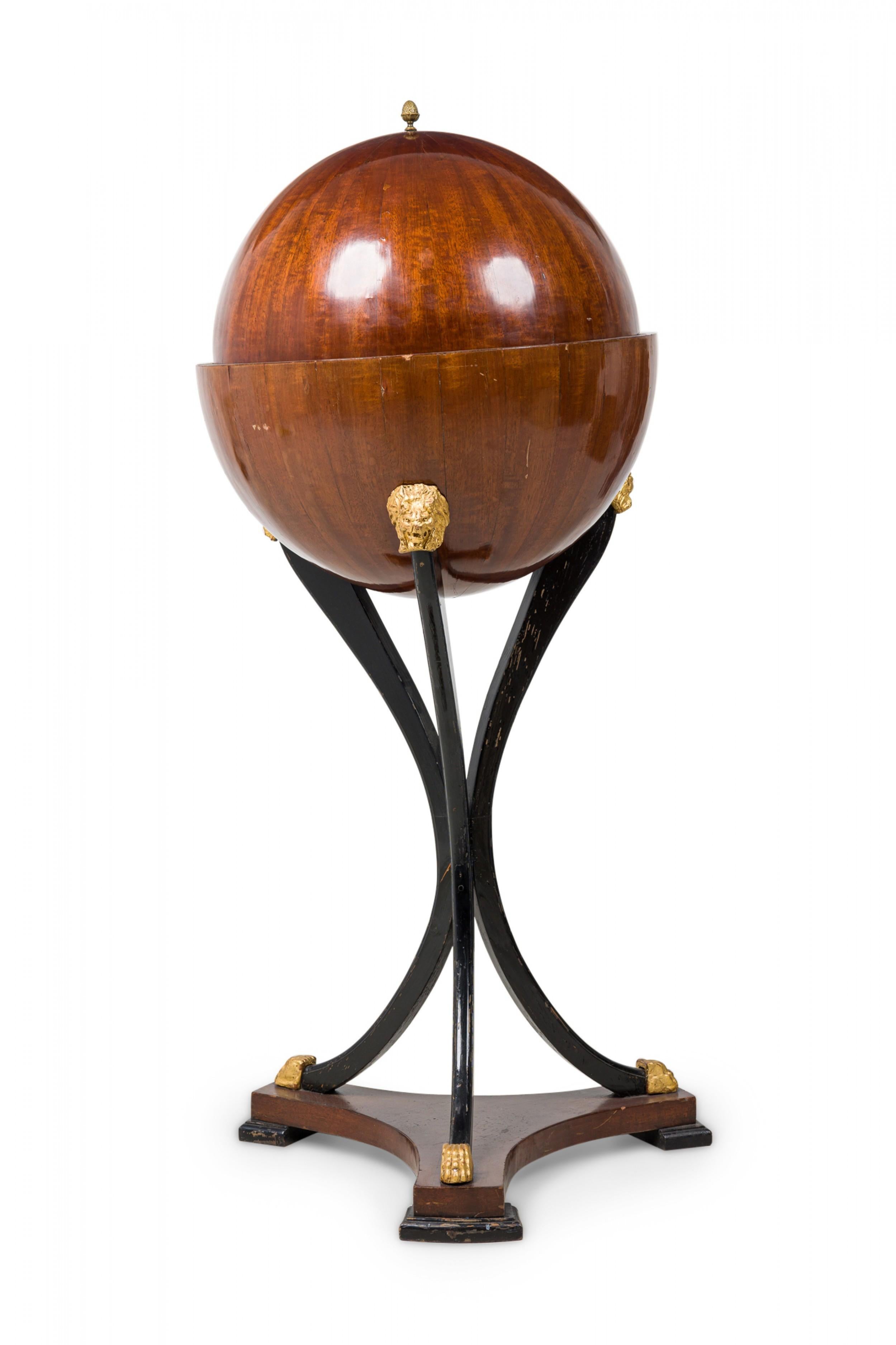 XIXe siècle Bureau Biedermeier en forme de globe en acajou ébénisé et doré à la feuille en vente