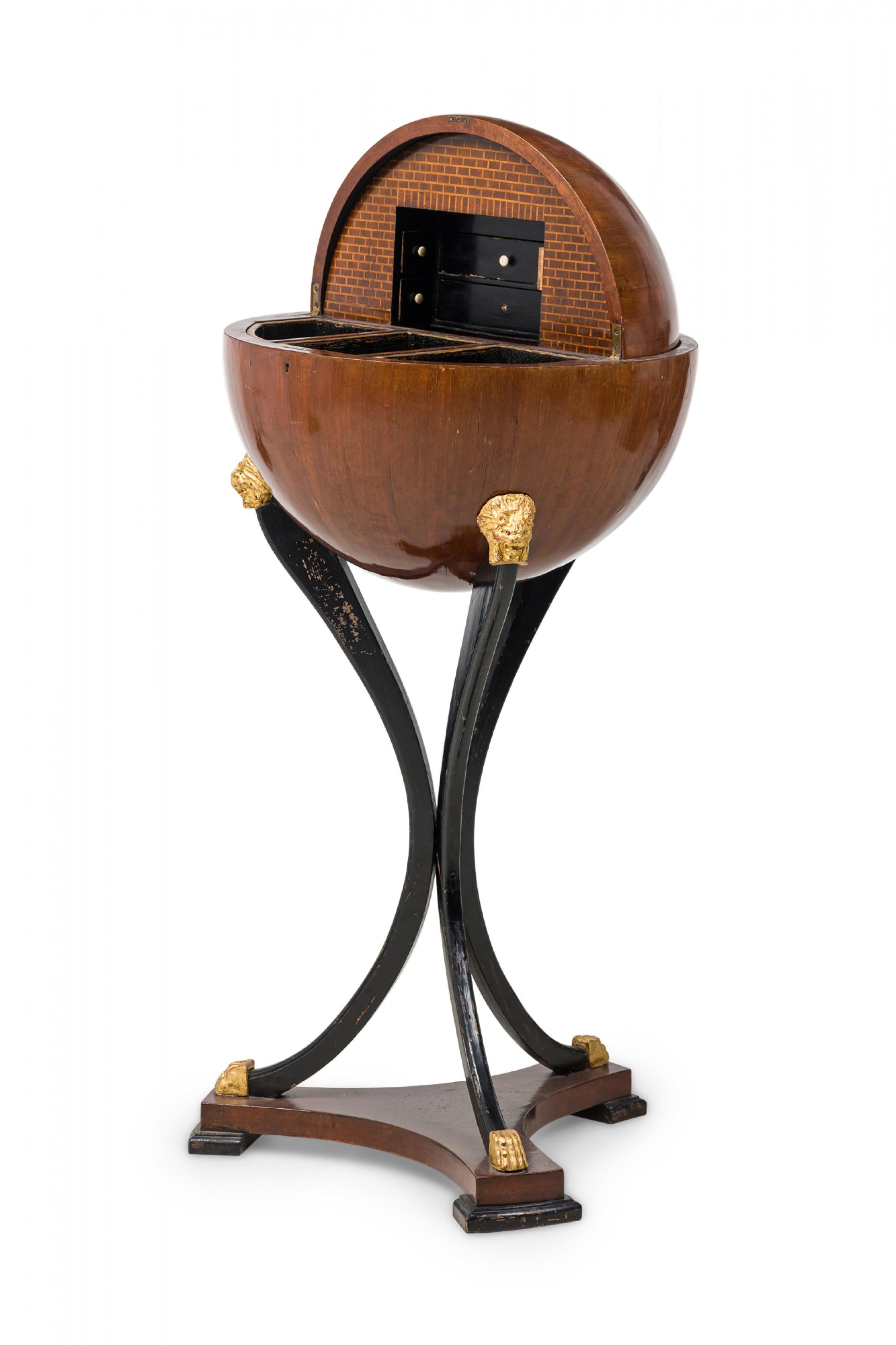 Bois Bureau Biedermeier en forme de globe en acajou ébénisé et doré à la feuille en vente