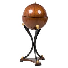 Bureau Biedermeier en forme de globe en acajou ébénisé et doré à la feuille