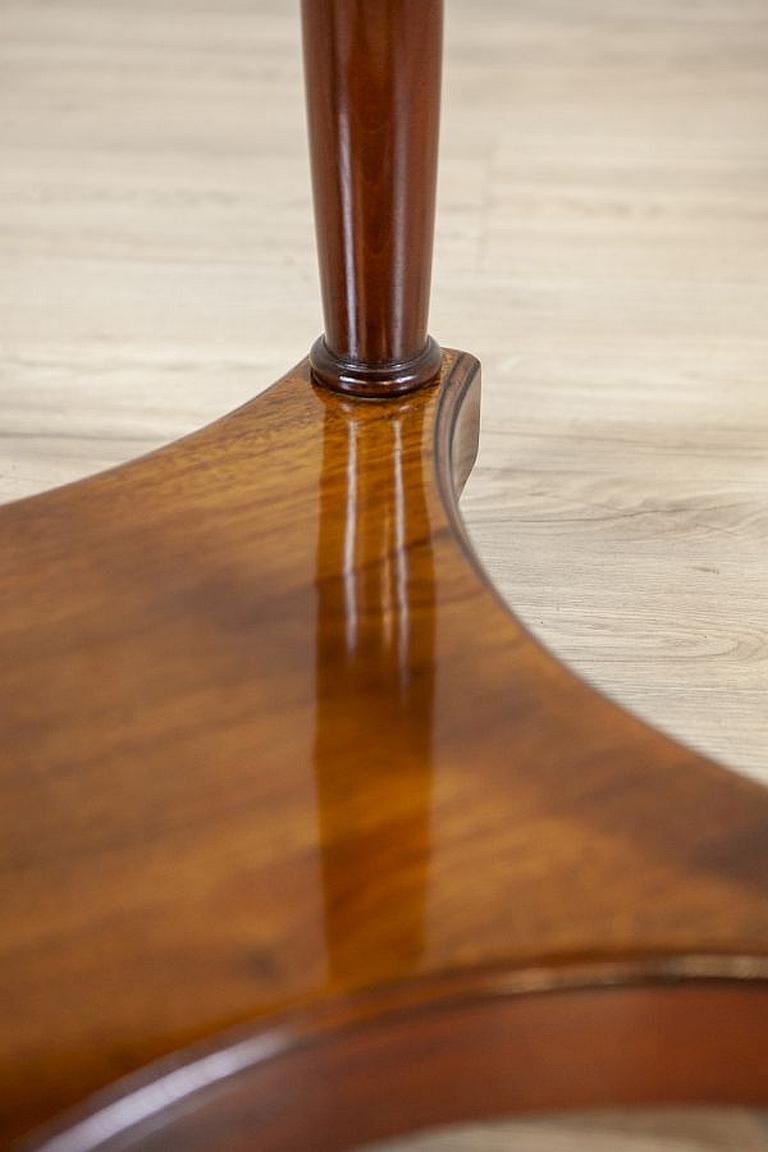 Biedermeier Mahogany Oval Side Table from the Late 19th Century For Sale 5