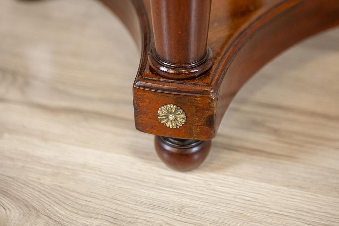 Biedermeier Mahogany Oval Side Table from the Late 19th Century For Sale 7