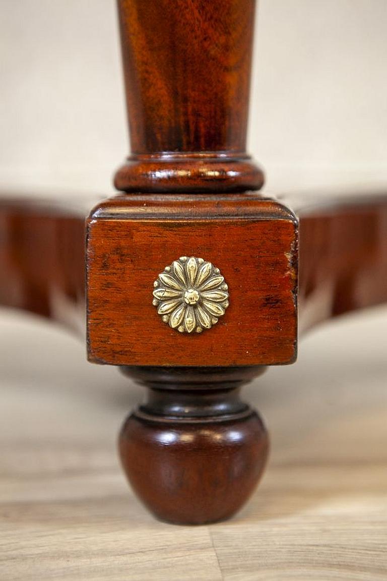 Biedermeier Mahogany Oval Side Table from the Late 19th Century For Sale 8