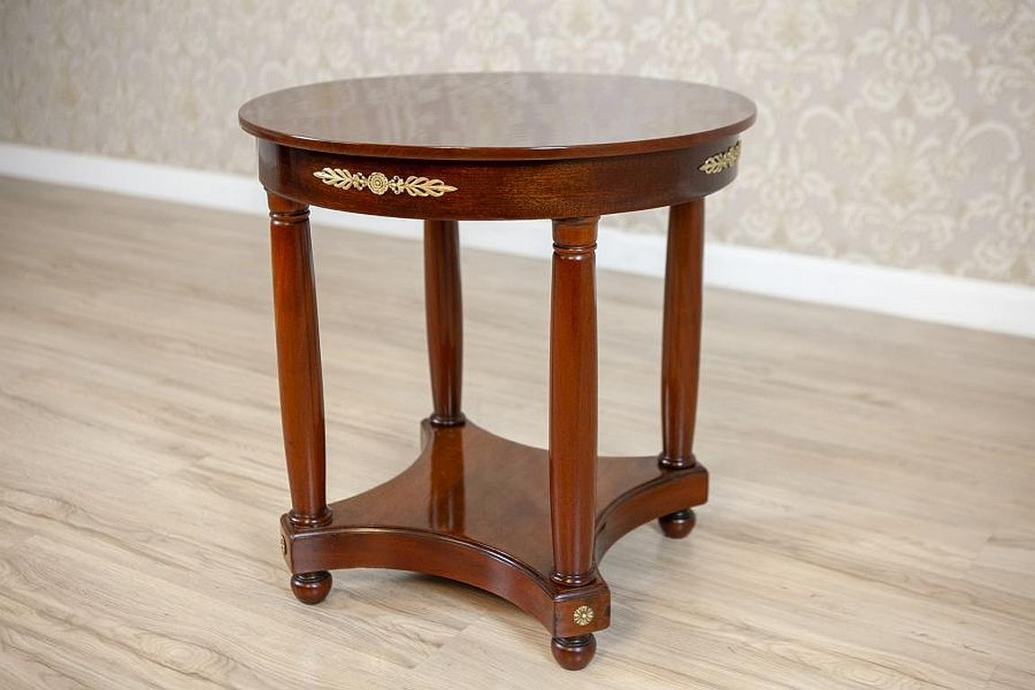 Biedermeier Mahogany Oval Side Table From the Late 19th century

We present you this mahogany side table from the late 19th century. The top, made of a solid mahogany board, is supported on four column legs, which are placed on a base in the form