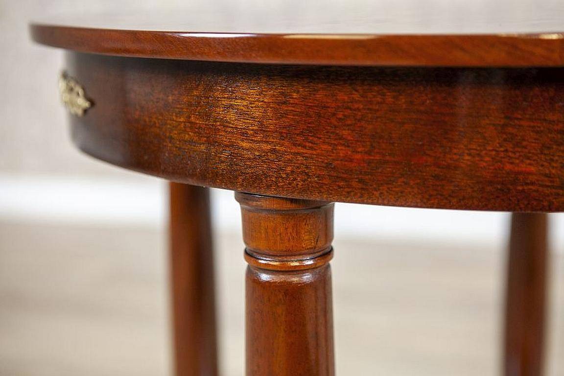 Biedermeier Mahogany Oval Side Table from the Late 19th Century For Sale 2