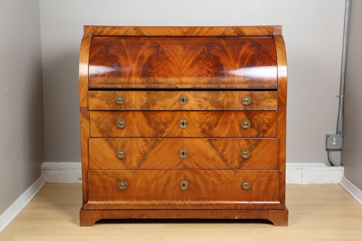 Biedermeier mahogany root secretaire, circa 1820. Elegant mahogany root veneer secretaire from Germany Biedermeier period in very good original condition. Four drawers and a retracting top revealing additional storage compartments. Top drawer serves