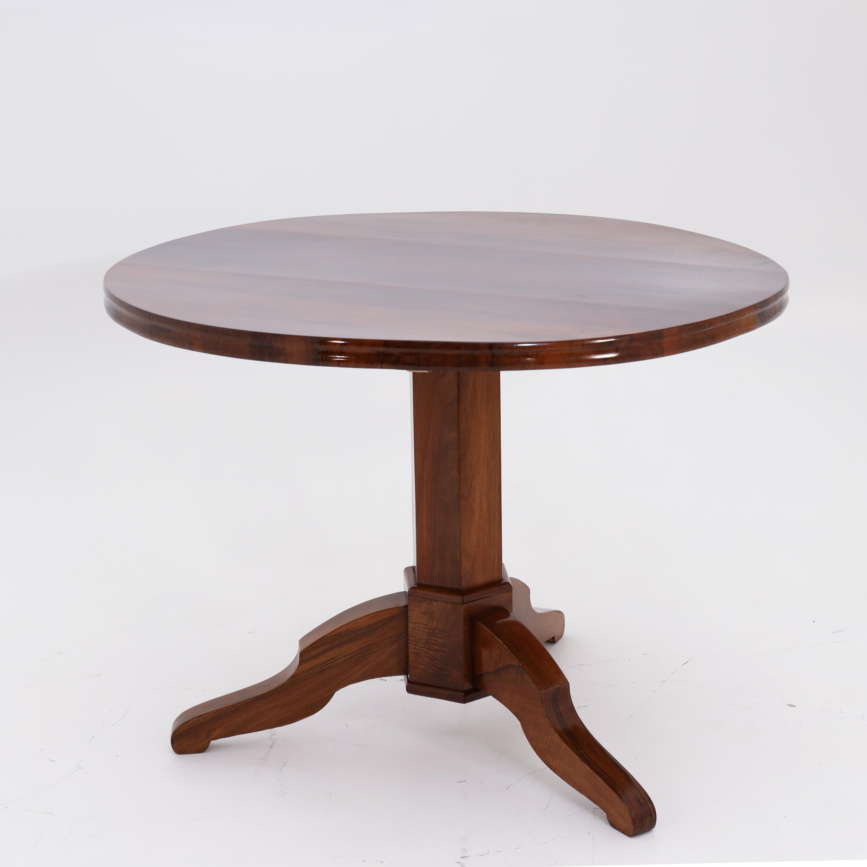 Biedermeier Mahogany Salon Table, circa 1830 In Good Condition In Greding, DE