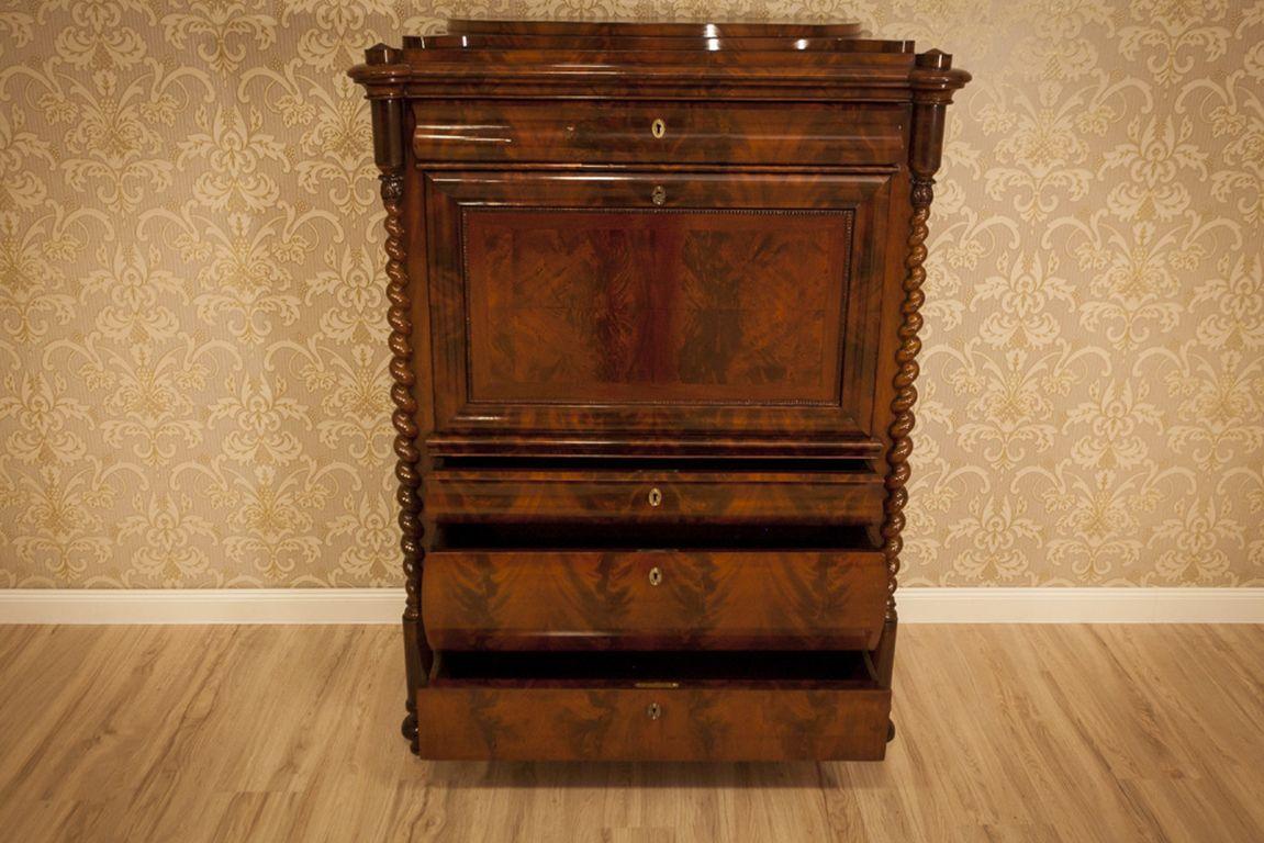 We present you this Biedermeier mahogany secretaire, circa 1850, after renovation, finished in French polish.