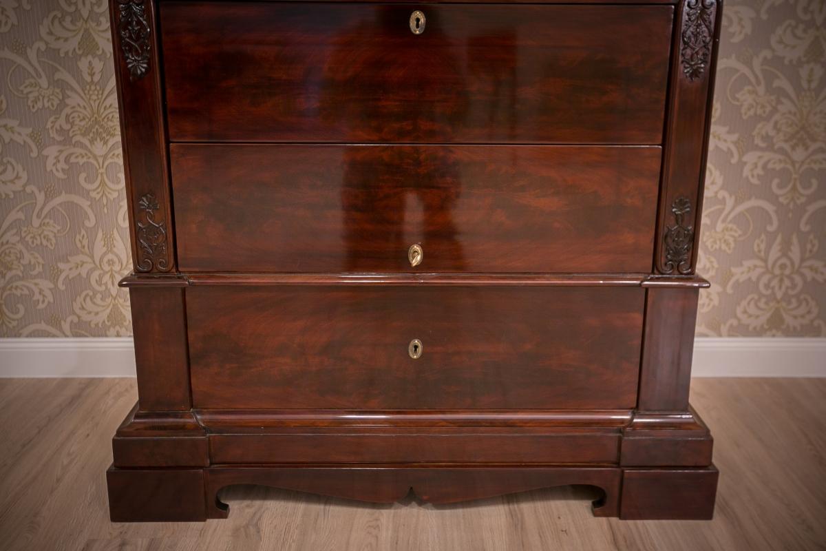 Wir präsentieren Ihnen ein weiteres unglaubliches Möbelstück in unserer Sammlung - diesen eleganten und sehr exquisiten Biedermeier-Sekretärschreibtisch um 1860.

Der Sekretärschreibtisch wurde in Nordeuropa hergestellt. Dieser Artikel wurde in