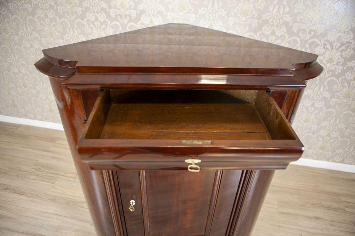 Mobile ad angolo in mogano impiallacciato Biedermeier, CIRCA 1870 In condizioni buone in vendita a Opole, PL