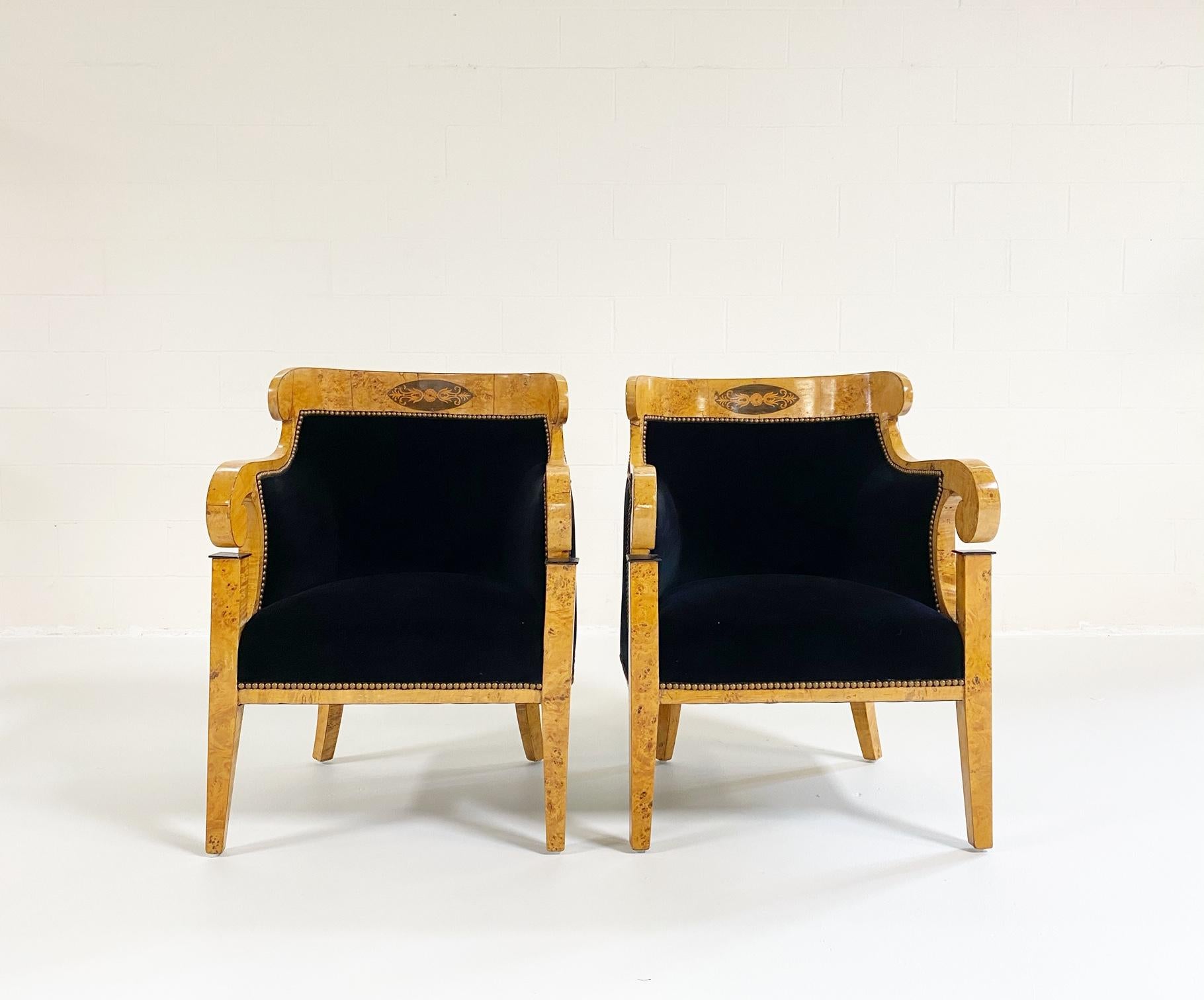 Belle paire de fauteuils Biedermeier, nouvellement restaurés en velours rose Uniacke onyx. Des têtes de clous ont été ajoutées à l'entourage. Chacune d'elles présente une traverse supérieure concave avec un panneau ovale incrusté, reliée à des bras