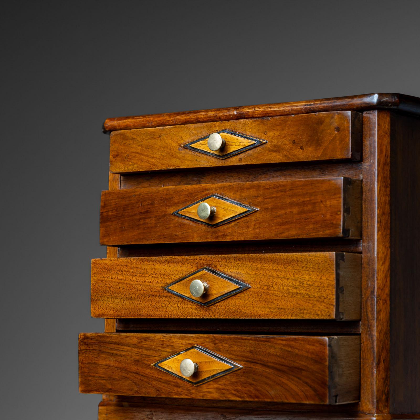 Cassettiera Biedermeier in miniatura, 1820 circa In condizioni buone in vendita a New York, NY