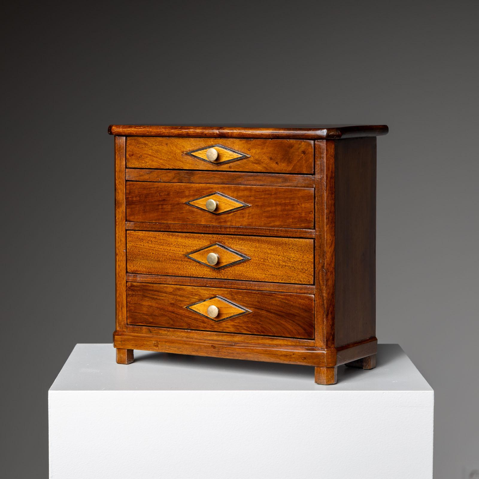 Inizio XIX secolo Cassettiera Biedermeier in miniatura, 1820 circa in vendita