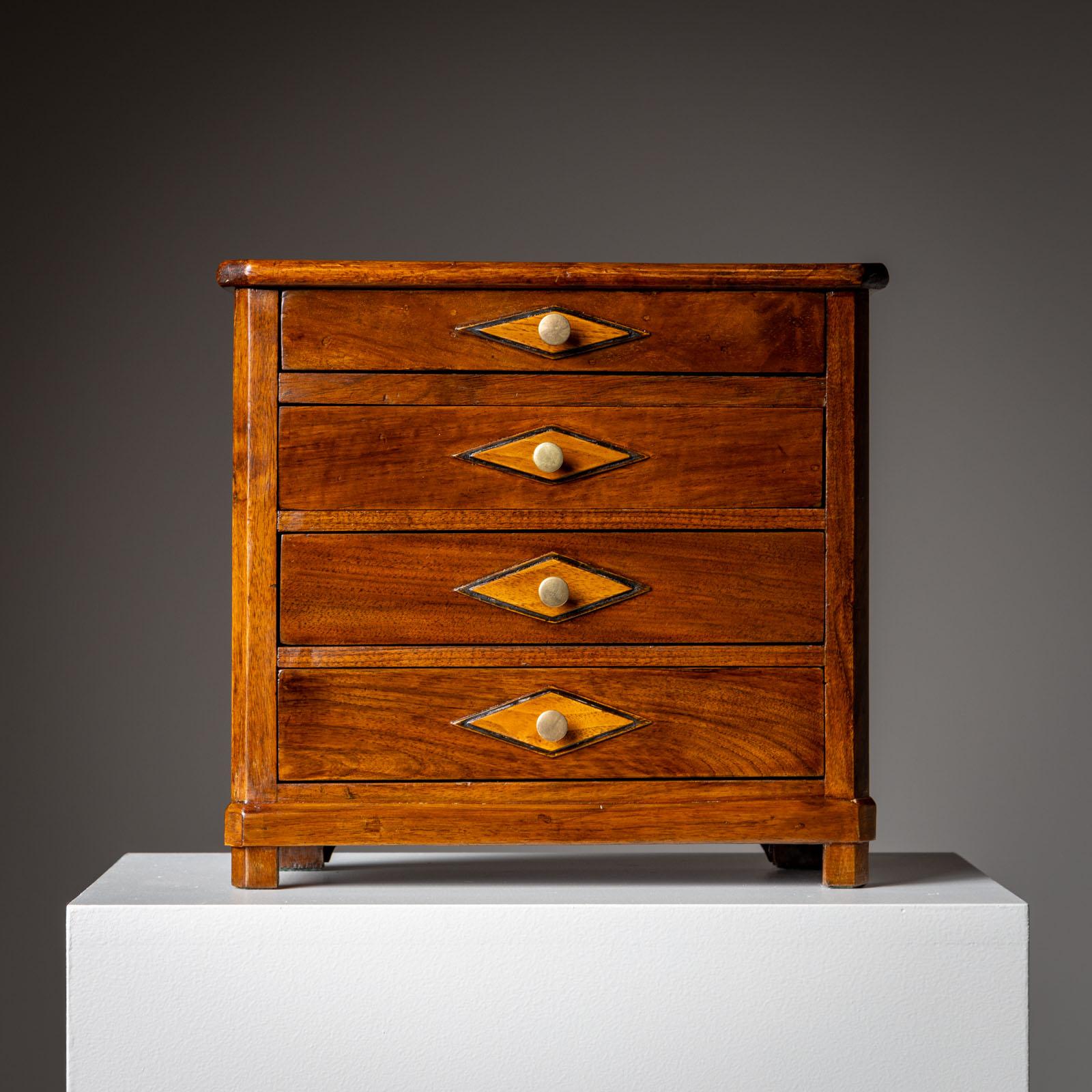 Cassettiera Biedermeier in miniatura, 1820 circa in vendita 1