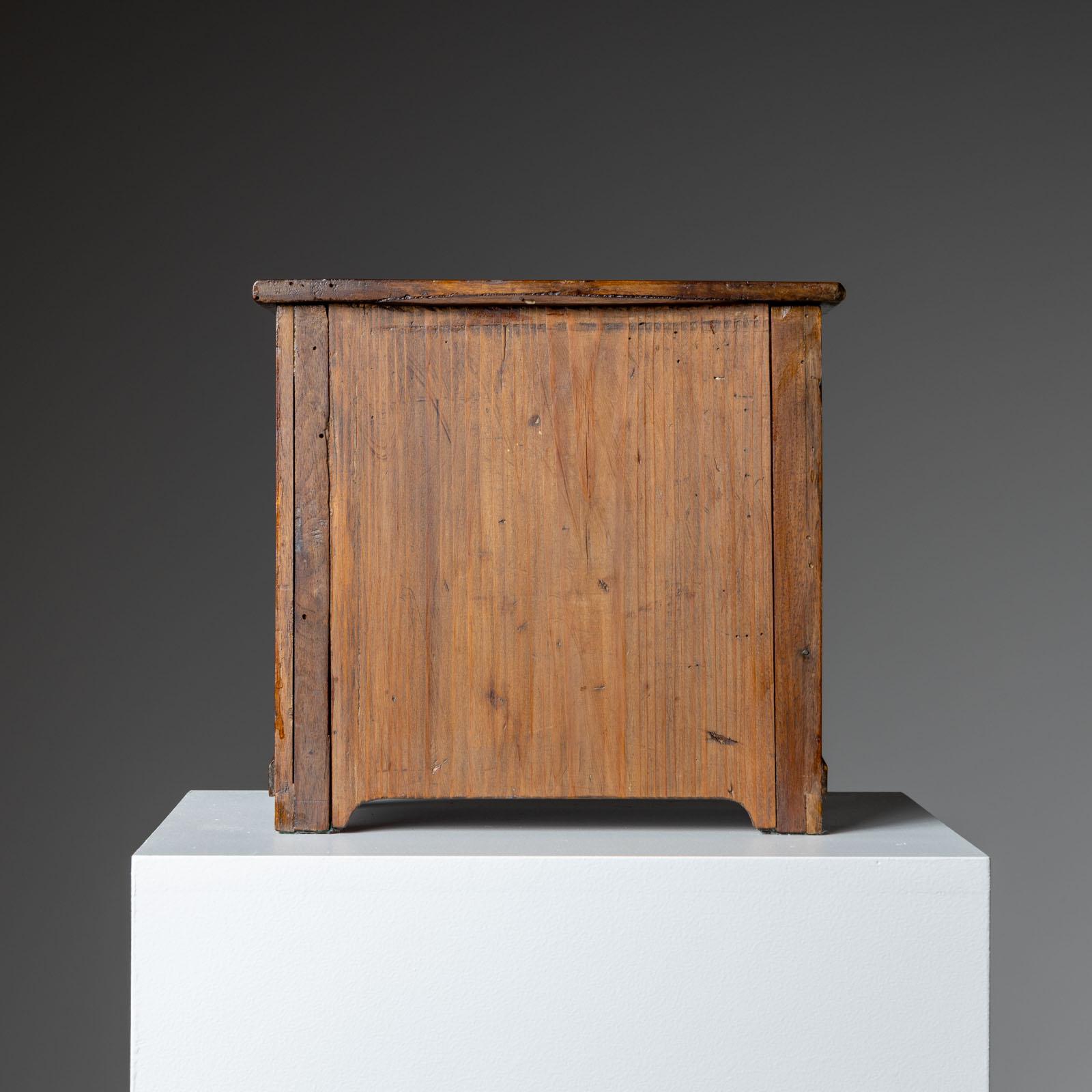 Cassettiera Biedermeier in miniatura, 1820 circa in vendita 2