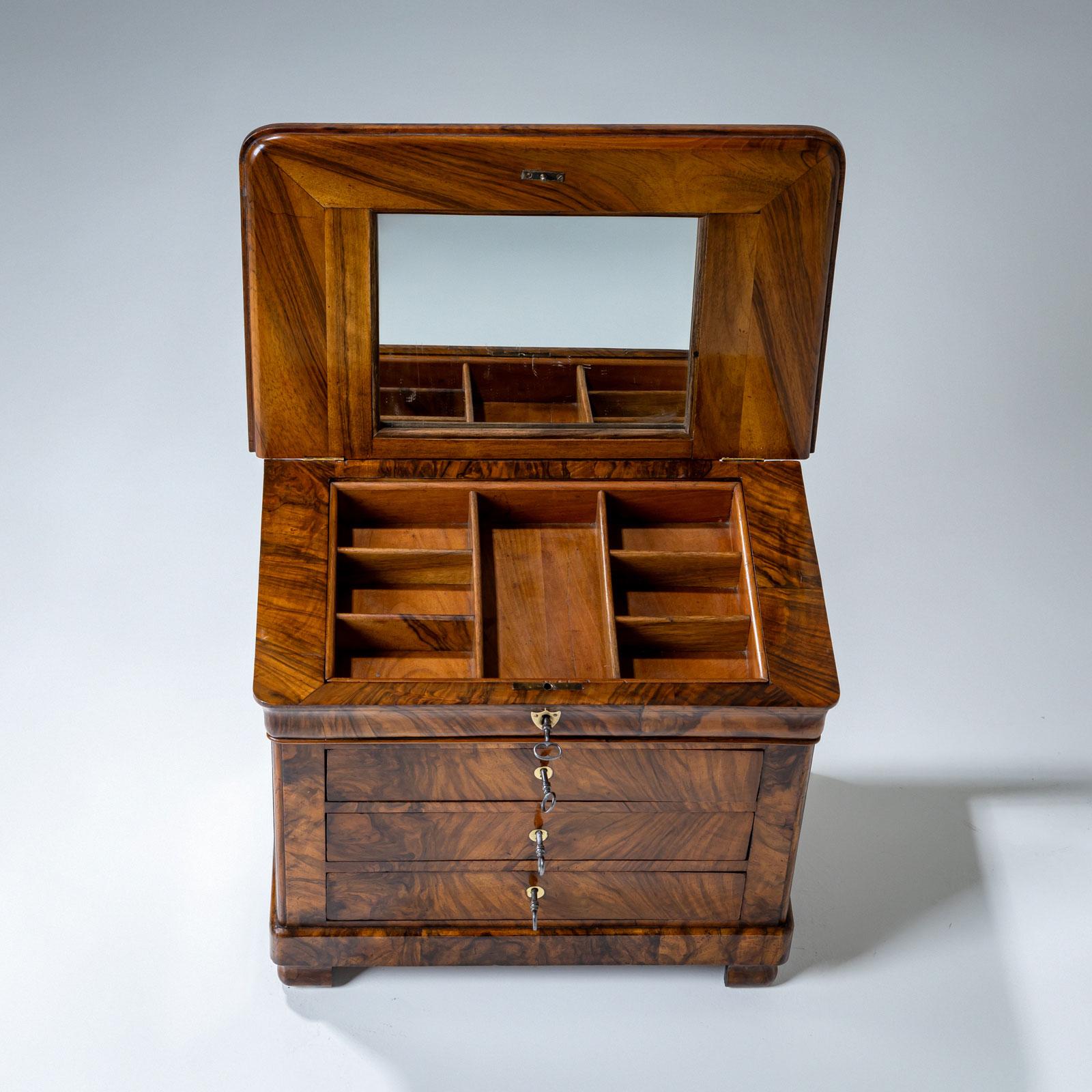 Cassettiera in miniatura Biedermeier in noce, 1830 ca. in vendita 4