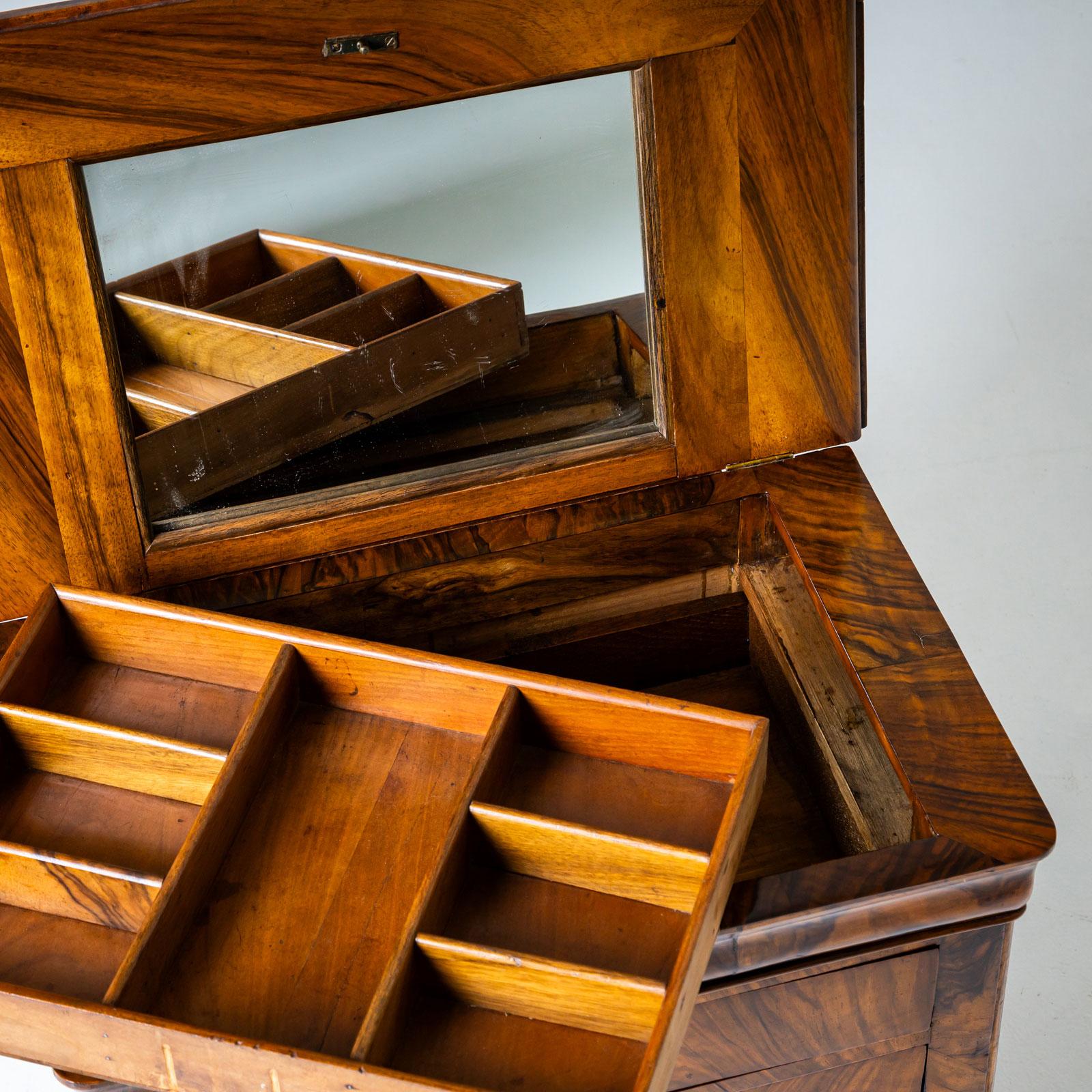 Cassettiera in miniatura Biedermeier in noce, 1830 ca. in vendita 5