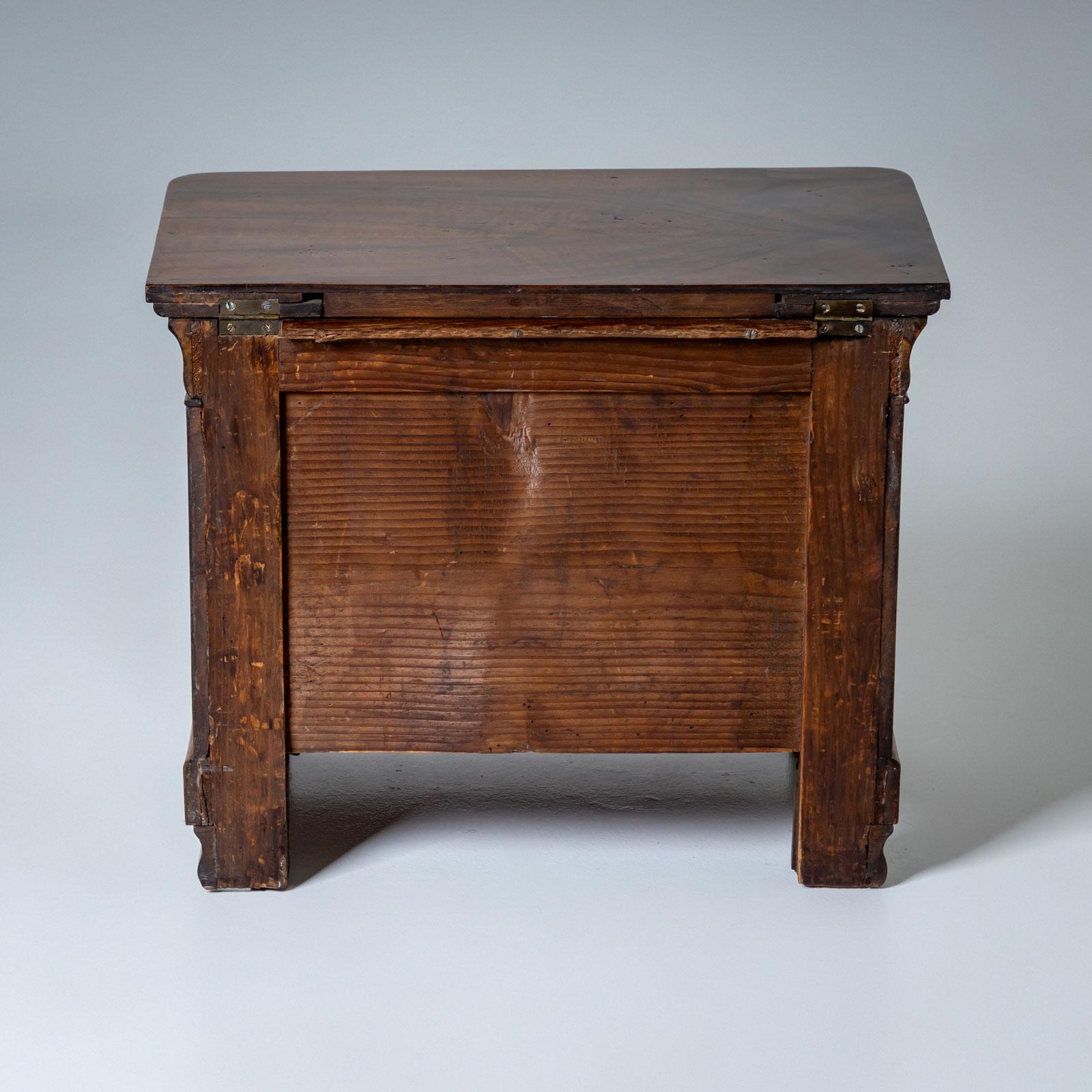 Cassettiera in miniatura Biedermeier in noce, 1830 ca. in vendita 6