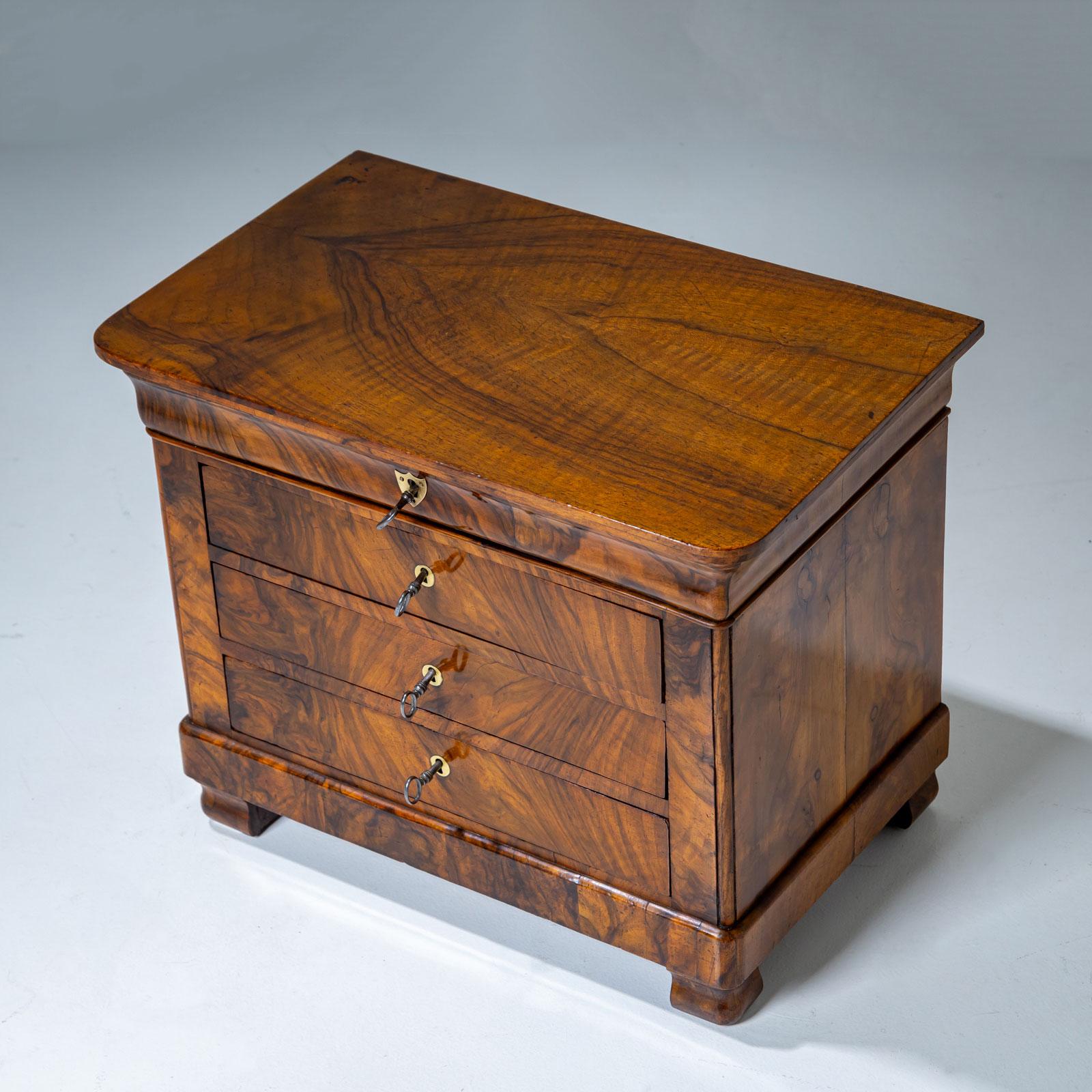 Tedesco Cassettiera in miniatura Biedermeier in noce, 1830 ca. in vendita