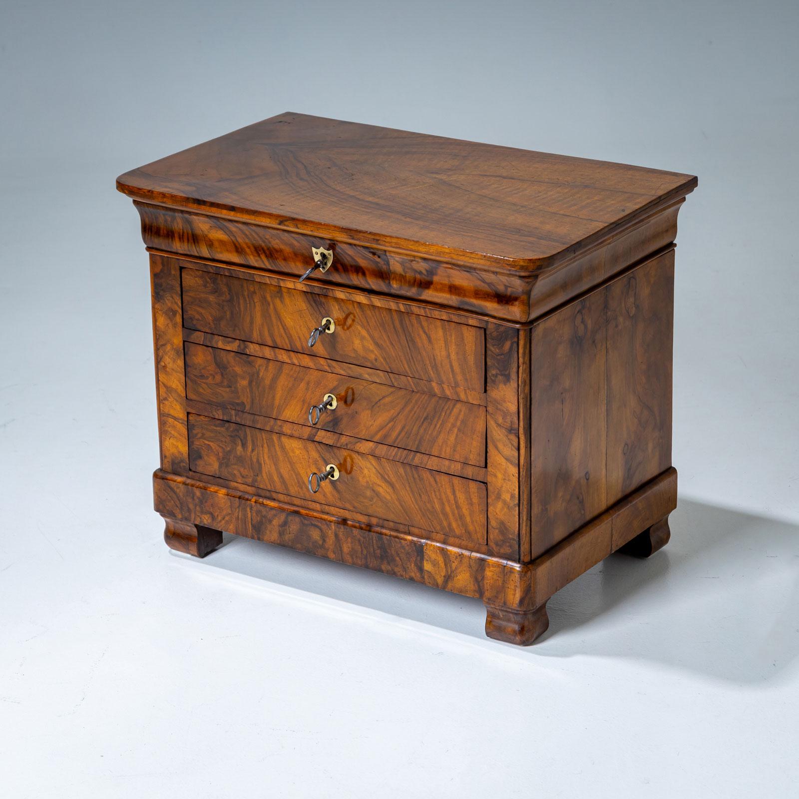 Cassettiera in miniatura Biedermeier in noce, 1830 ca. In condizioni buone in vendita a Greding, DE