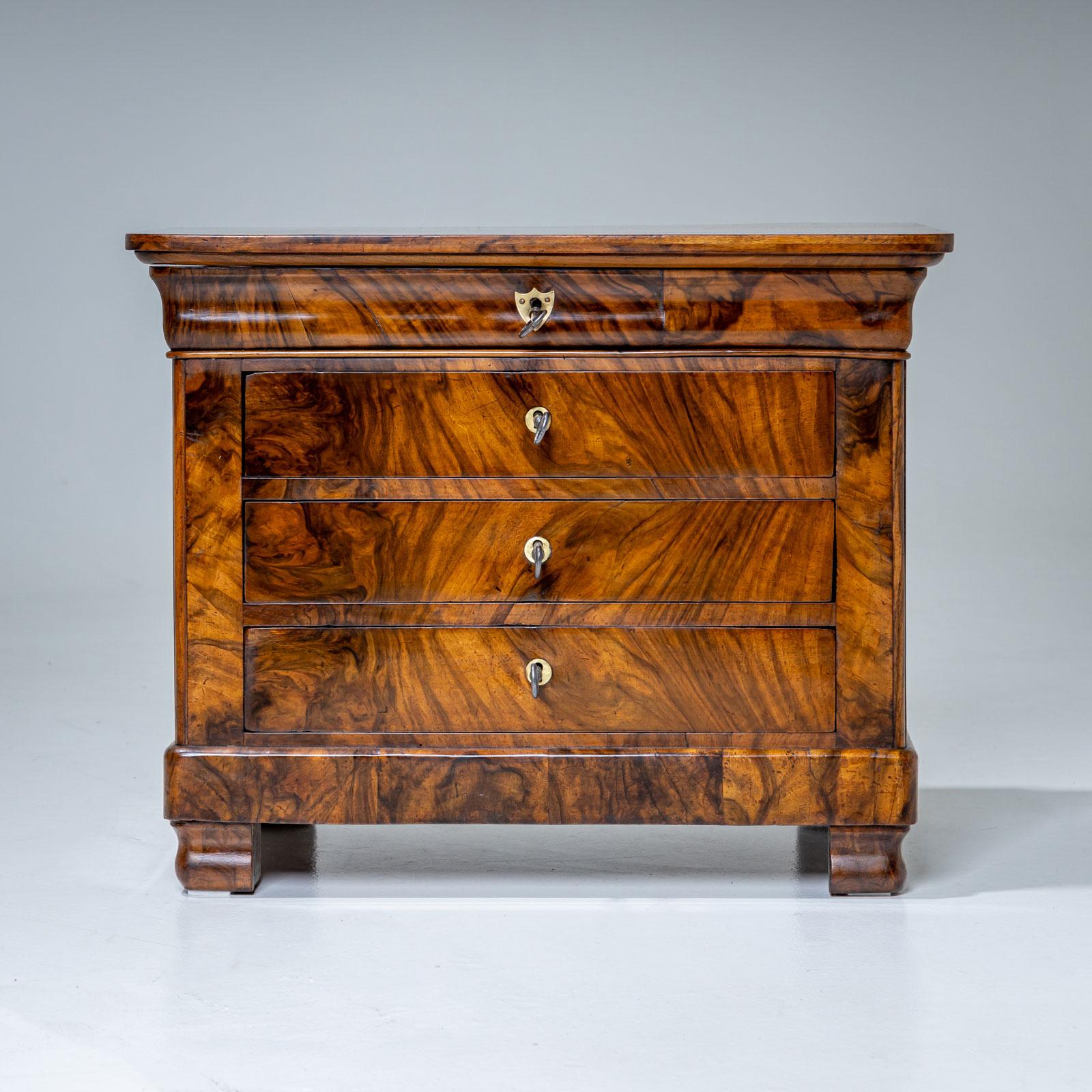 Metà XIX secolo Cassettiera in miniatura Biedermeier in noce, 1830 ca. in vendita