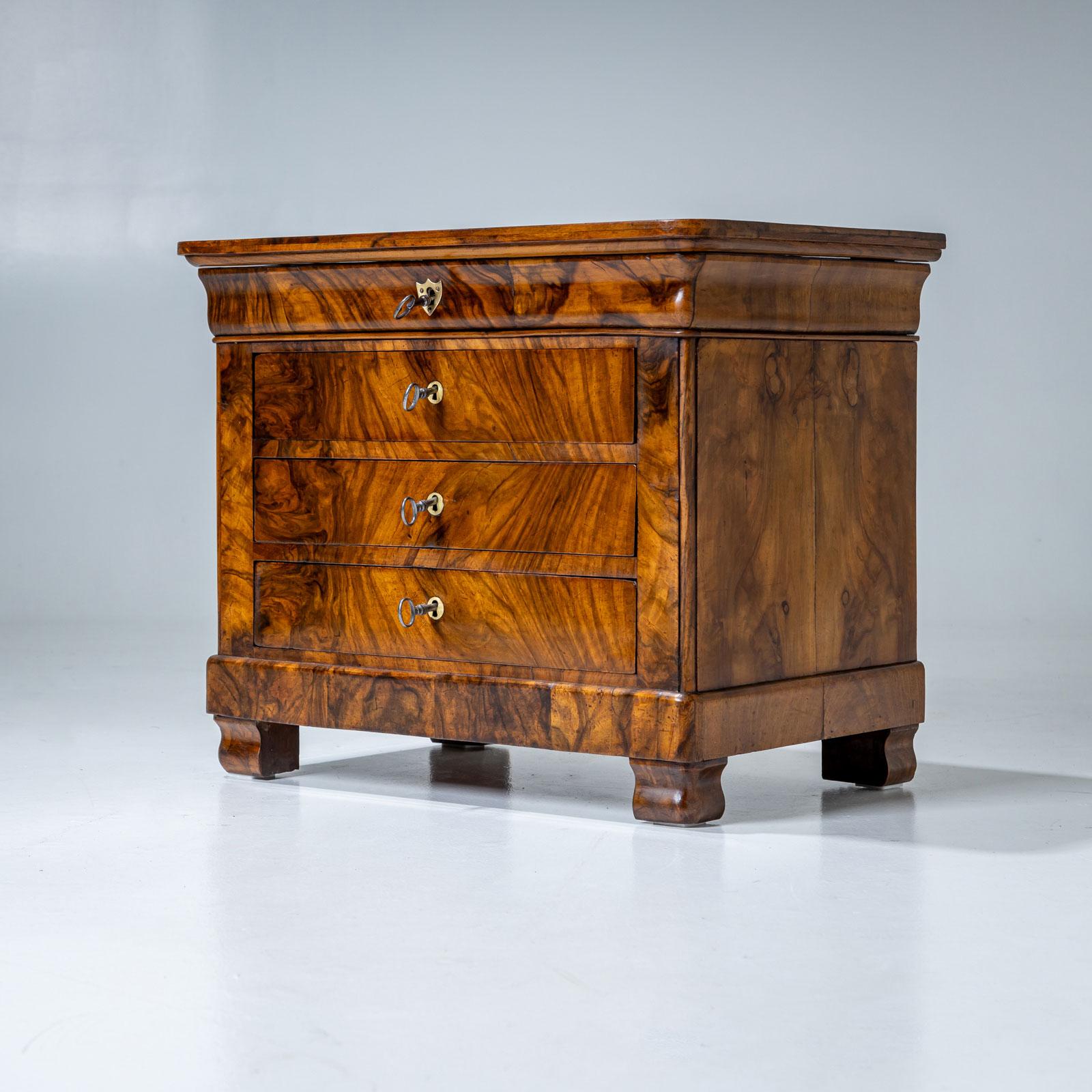 Ottone Cassettiera in miniatura Biedermeier in noce, 1830 ca. in vendita