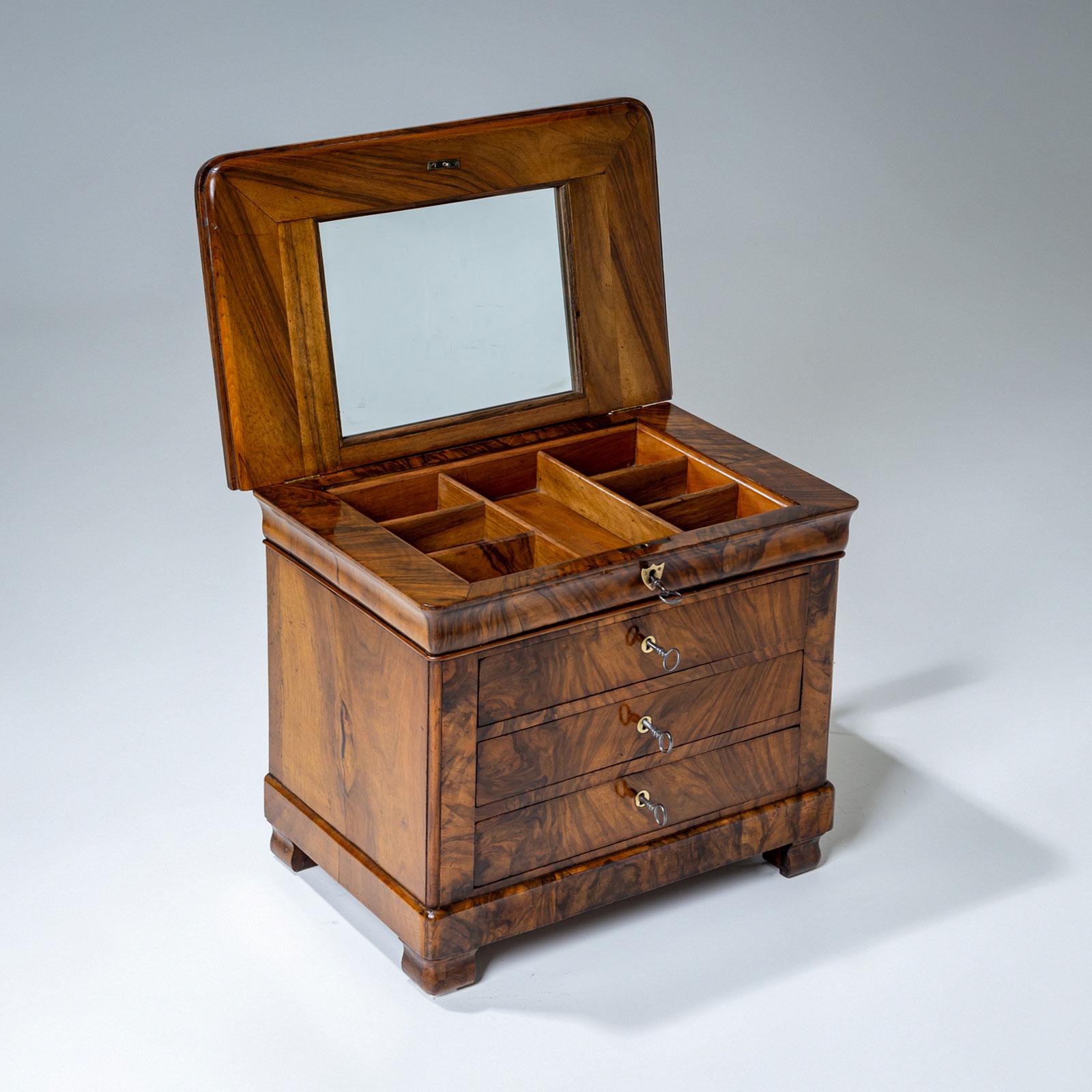 Cassettiera in miniatura Biedermeier in noce, 1830 ca. in vendita 3