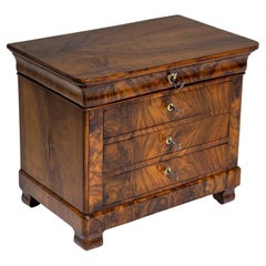 Cómoda Biedermeier en miniatura de nogal, hacia 1830