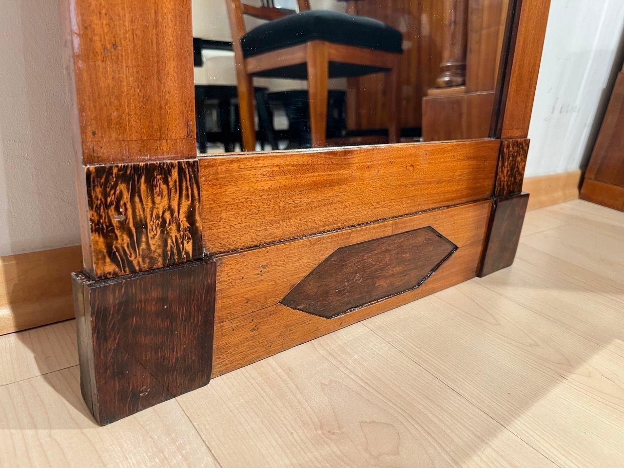 Inizio XIX secolo Specchio Biedermeier, mogano, betulla e legno di Thuja, Austria, circa 1820 in vendita