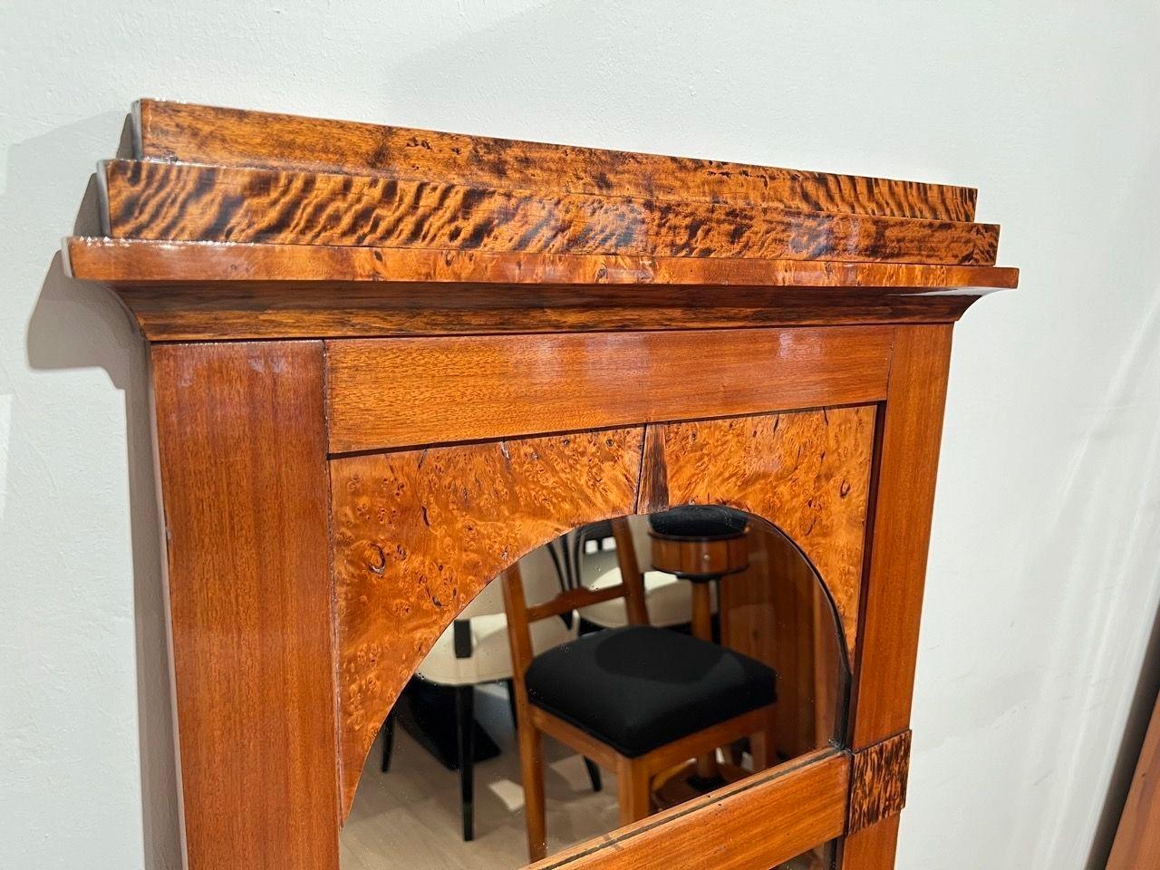 Specchio Biedermeier, mogano, betulla e legno di Thuja, Austria, circa 1820 in vendita 1
