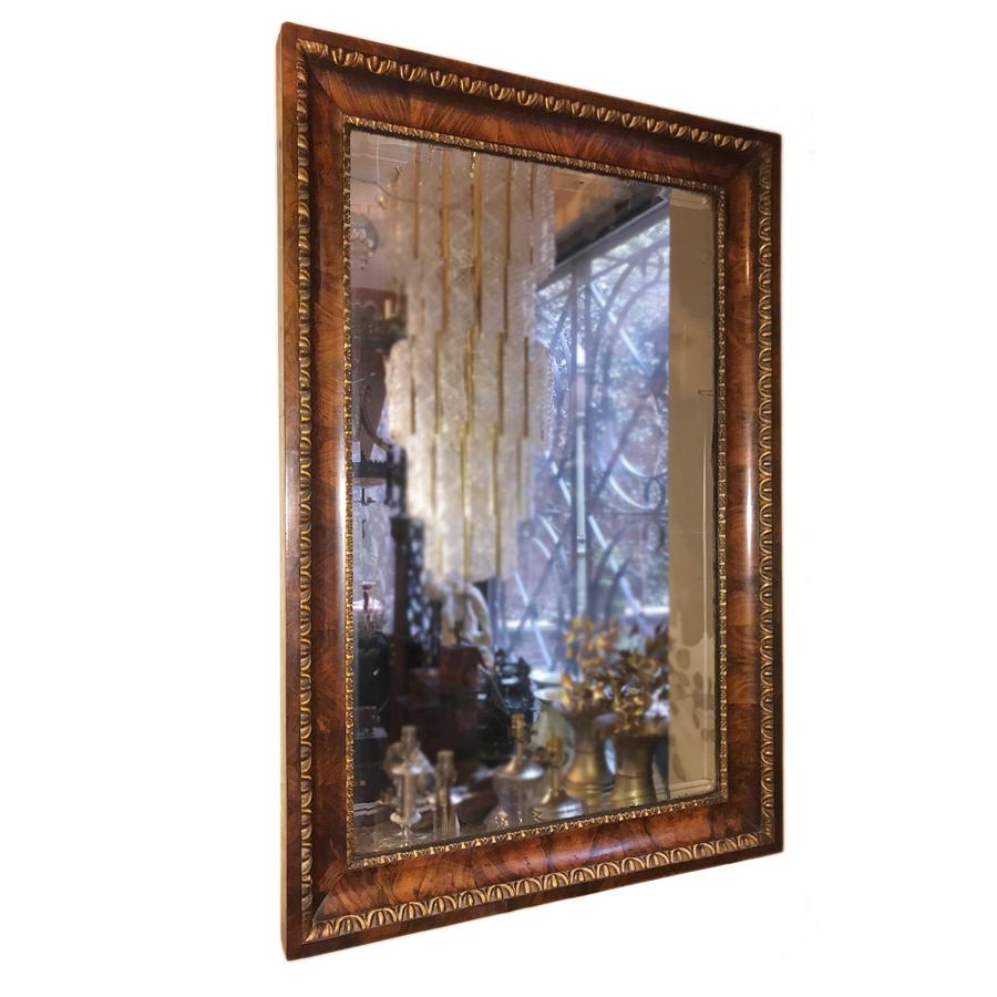 Miroir en bois fruitier de style Biedermeier suédois des années 1920 avec détails dorés.

Mesures :
Hauteur : 51.5