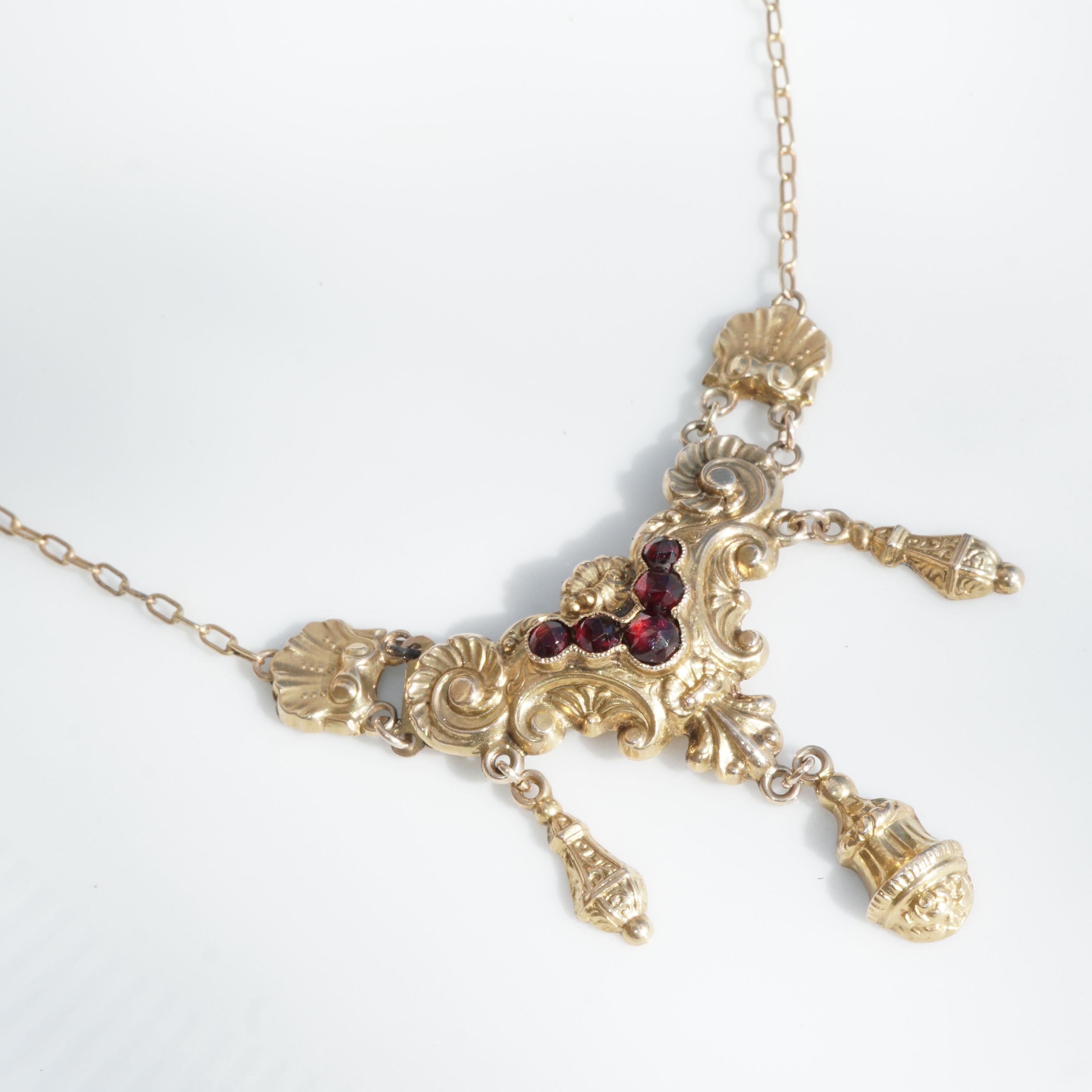 Biedermeier-Halskette um 1840 gerolltes Gold auf Silber mit Kette in gutem Zustand für Damen oder Herren