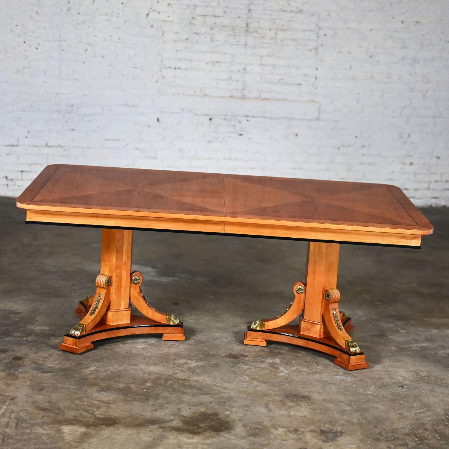 Magnifique table de salle à manger Biedermeier néoclassique style Empire 1995 Thomasville Grand Classics en érable à rallonge avec 2 feuilles. Nous avons même une copie de la facture d'achat originale de 1995. Byit, en gardant à l'esprit qu'il