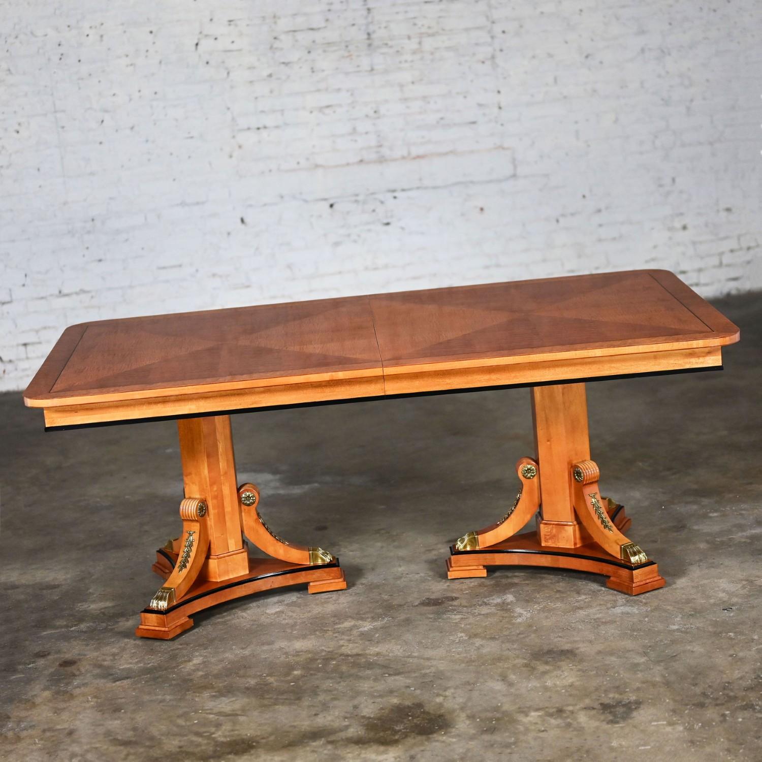 Américain Table de salle à manger à rallonge Biedermeier de style néoclassique Thomasville Grand Classics en vente