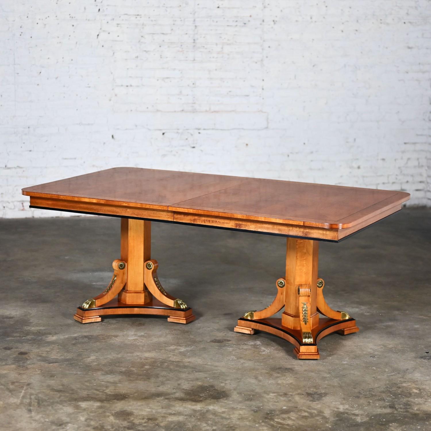 Table de salle à manger à rallonge Biedermeier de style néoclassique Thomasville Grand Classics Bon état - En vente à Topeka, KS